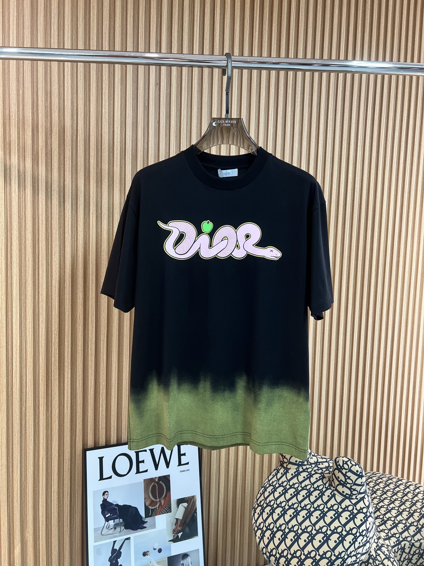 NO:123855,Dior Snake Year Limited Edition 2025 Spring and Summer New First Counter New Short Sleeve Round Neck T-shirt High-end Customization Design Avant-garde and fashionable!  Brand logo emphasizes craftsmanship printing and splashing color design, high-end customized mercerated cloud cotton fabric. It feels soft and comfortable to wear. The counter-level exquisite car line is fine. The upper body effect is invincible and handsome!  A must-have item for handsome men!  Color black white Number M-3XL,,dior,T-shirt,tees,t-shirt,alexander wang19860909迪奥蛇年限定款 2025春夏新款首发专柜最新款短袖圆领T恤 高端订制 设计前卫时尚！品牌logo重工艺印花泼彩设计 高端定制丝光云朵棉面料.手感柔软.穿着舒适.专柜级别精致车线.做工精细.上身效果无敌帅气！型男必备单品！ 颜色黑色 白色 码数M-3XL,,dior,T-shirt,tees，t-shirt,alexander wang,Men's clothing