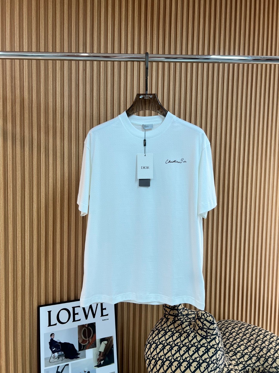 NO:123858,Dior's new spring and summer new style first-time counter has the latest short-sleeved round-neck T-shirt with high-end customization and avant-garde and fashionable design!  Brand logo emphasizes craftsmanship front and rear printing design, high-end customized mercerated cloud cotton fabric. It feels soft and comfortable to wear. The counter-level exquisite car line is fine. The upper body effect is invincible and handsome!  A must-have item for handsome men!  Color black white Number M-3XL,,dior,T-shirt,tees,t-shirt,alexander wang19860909迪奥 2025春夏新款首发专柜最新款短袖圆领T恤 高端订制 设计前卫时尚！品牌logo重工艺前后印花设计 高端定制丝光云朵棉面料.手感柔软.穿着舒适.专柜级别精致车线.做工精细.上身效果无敌帅气！型男必备单品！ 颜色黑色 白色 码数M-3XL,,dior,T-shirt,tees，t-shirt,alexander wang,Men's clothing