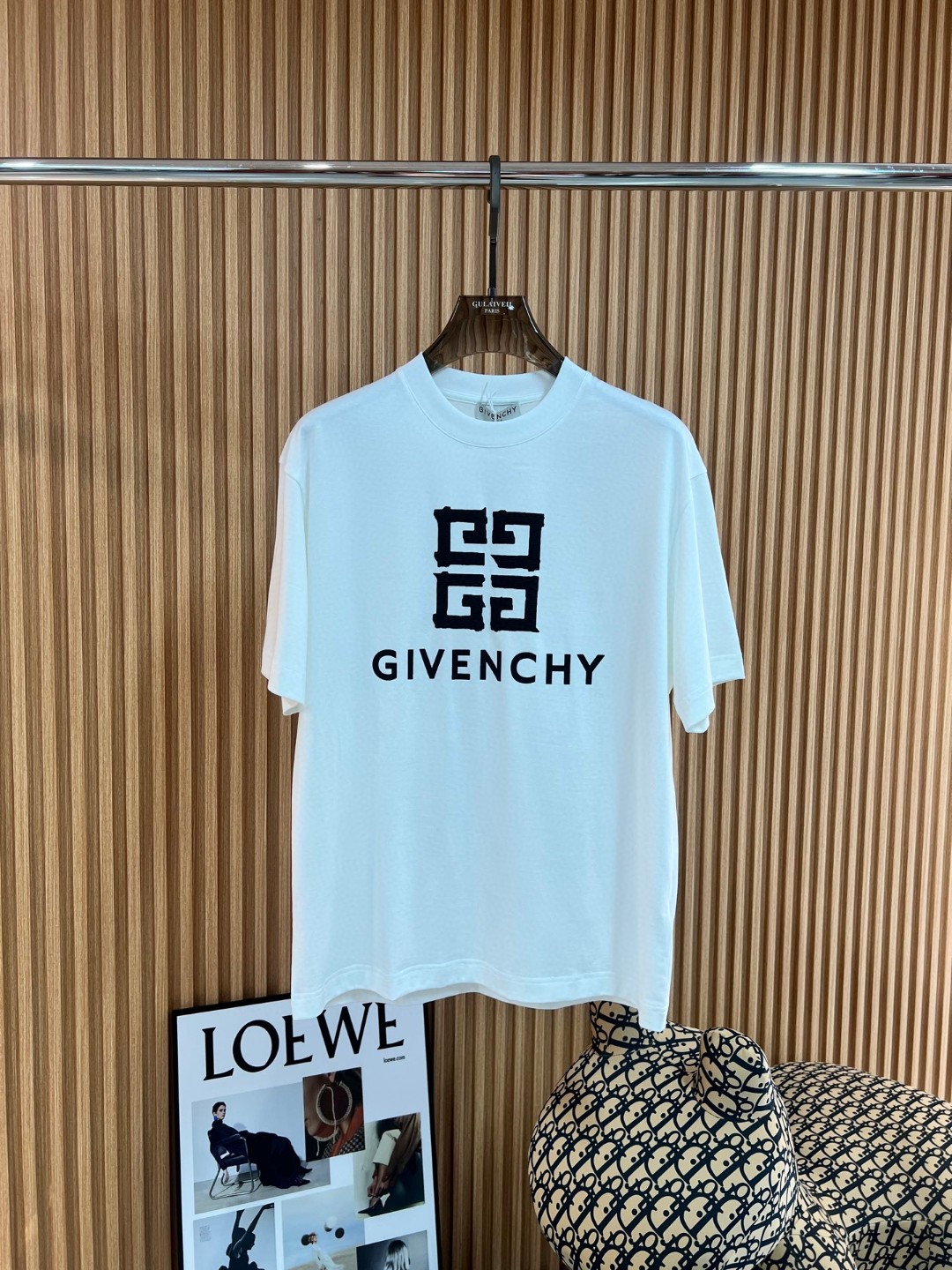 NO:123861,Givenchy's new spring and summer new style in the first counter, the latest short-sleeved round-neck T-shirt, high-end customization, avant-garde and fashionable design!  Brand logo heavy craft design, high-end customized mercerated cloud cotton fabric, soft feel, comfortable to wear, exquisite counter-level car line, fine workmanship, invincible and handsome upper body effect!  A must-have item for handsome men!  Color black white Number M-3XL, given, T-shirt,tees,t-shirt,alexander wang19860909纪梵希 2025春夏新款首发专柜最新款短袖圆领T恤 高端订制 设计前卫时尚！品牌logo重工艺设计 高端定制丝光云朵棉面料.手感柔软.穿着舒适.专柜级别精致车线.做工精细.上身效果无敌帅气！型男必备单品！ 颜色黑色 白色 码数M-3XL,,givenchy,T-shirt,tees，t-shirt,alexander wang,Men's clothing