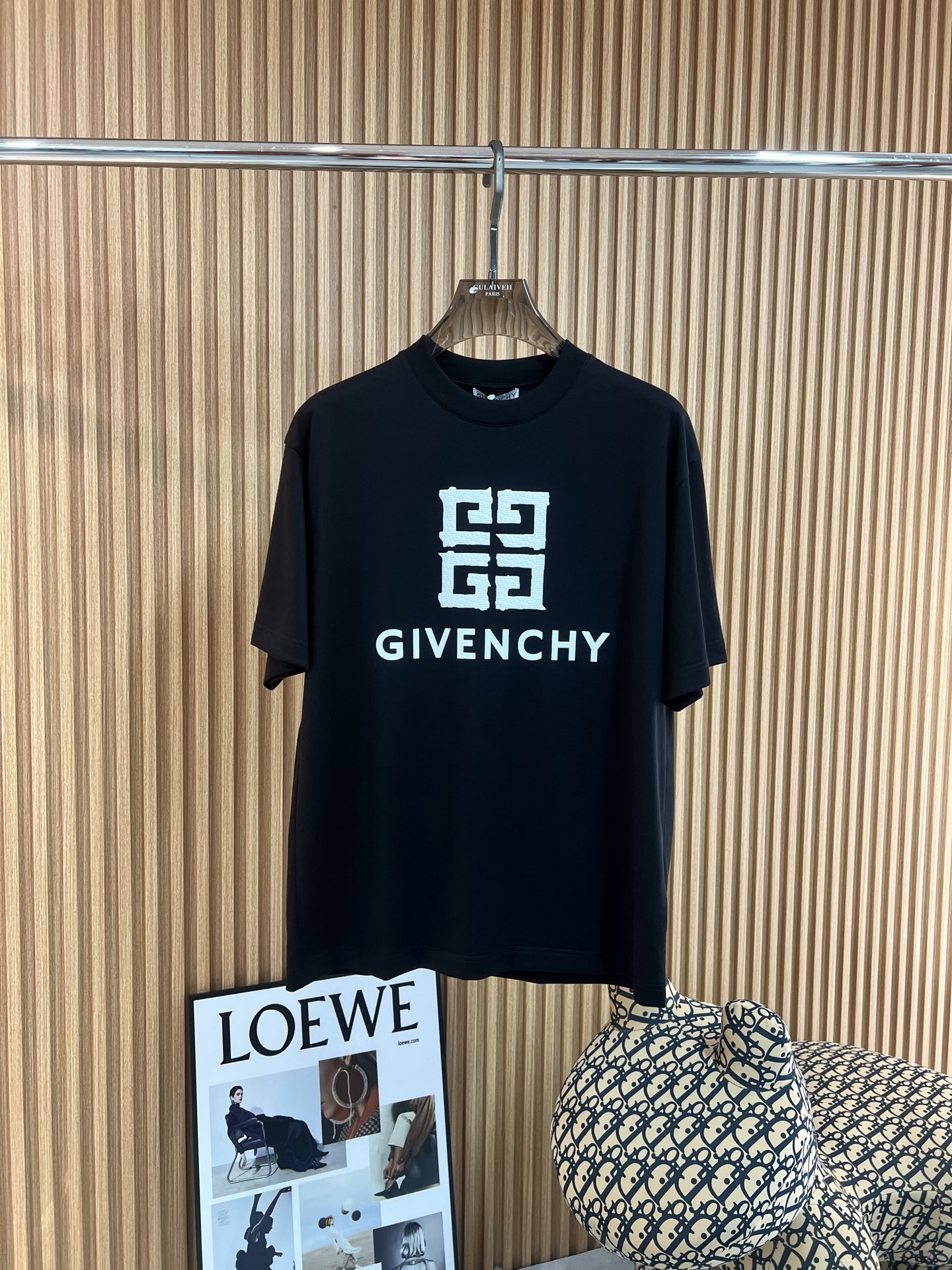 NO:123856,Givenchy's new spring and summer new style in the first counter, the latest short-sleeved round-neck T-shirt, high-end customization, avant-garde and fashionable design!  Brand logo heavy craft design, high-end customized mercerated cloud cotton fabric, soft feel, comfortable to wear, exquisite counter-level car line, fine workmanship, invincible and handsome upper body effect!  A must-have item for handsome men!  Color black white Number M-3XL, given, T-shirt,tees,t-shirt,alexander wang19860909纪梵希 2025春夏新款首发专柜最新款短袖圆领T恤 高端订制 设计前卫时尚！品牌logo重工艺设计 高端定制丝光云朵棉面料.手感柔软.穿着舒适.专柜级别精致车线.做工精细.上身效果无敌帅气！型男必备单品！ 颜色黑色 白色 码数M-3XL,,givenchy,T-shirt,tees，t-shirt,alexander wang,Men's clothing