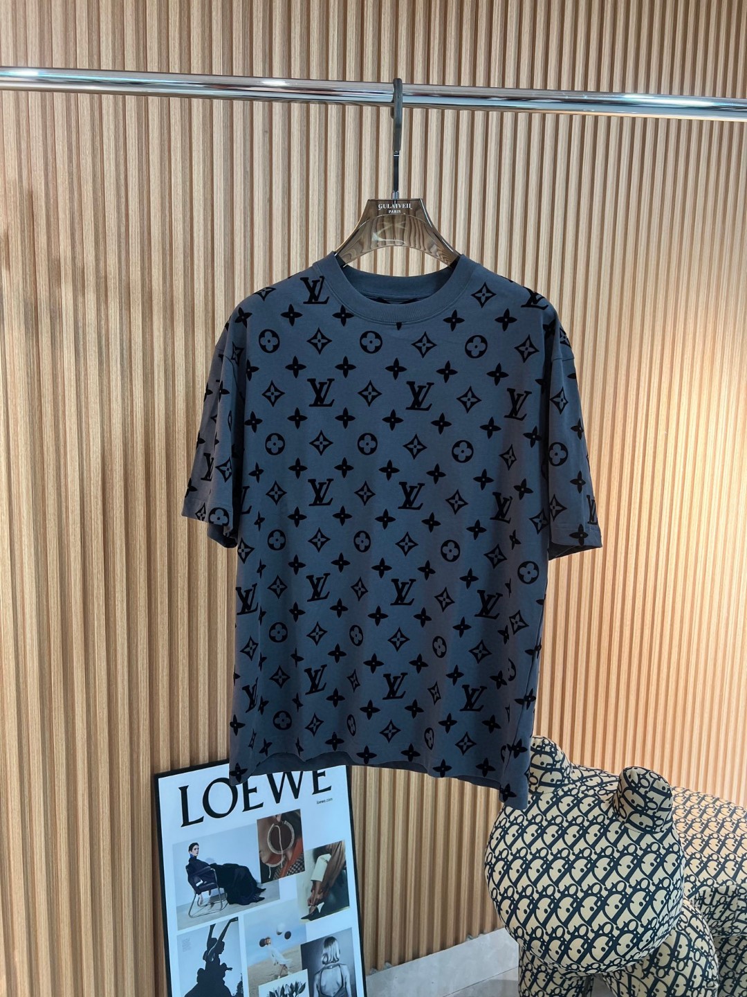 NO:123839,Lv 2025 spring and summer new style first-time counter latest short-sleeved round-neck T-shirt, high-end customization, avant-garde and fashionable design!  Brand logo imported flocking craft design, high-end customized mercerated cloud cotton fabric, soft feel, comfortable to wear, exquisite counter-level car line, fine workmanship, invincible and handsome upper body effect!  A must-have item for handsome men!  Color black white blue red premium gray orange code number M-3XL,,louis vuitton,T-shirt,tees,t-shirt,alexander wang19860909Lv 2025春夏新款首发专柜最新款短袖圆领T恤 高端订制 设计前卫时尚！品牌logo进口植绒工艺设计 高端定制丝光云朵棉面料.手感柔软.穿着舒适.专柜级别精致车线.做工精细.上身效果无敌帅气！型男必备单品！ 颜色黑色 白色 蓝色 红色 高级灰 橙色 码数M-3XL,,louis vuitton,T-shirt,tees，t-shirt,alexander wang,Men's clothing