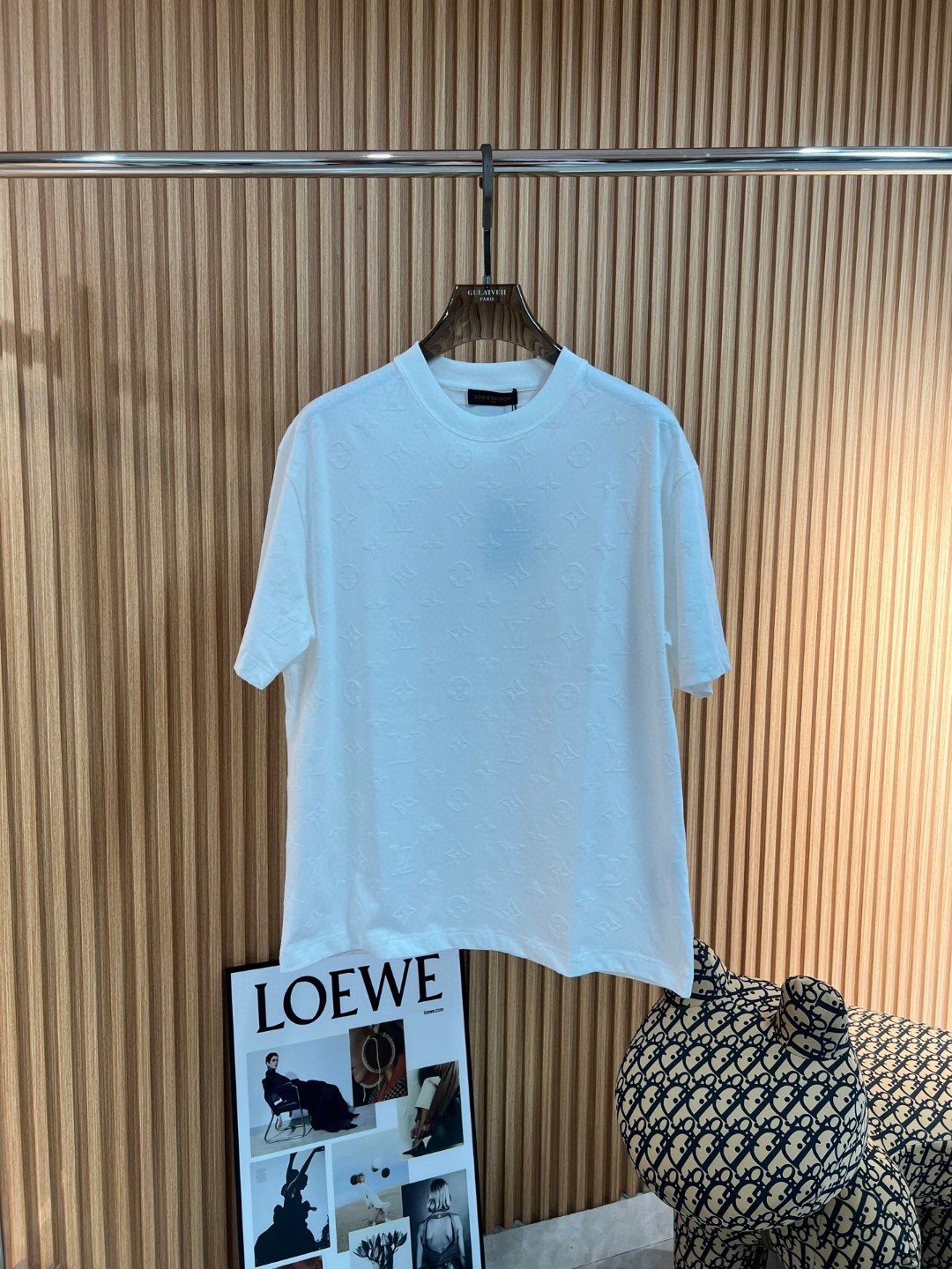 NO:123864,Lv 2025 spring and summer new style first-time counter latest short-sleeved round-neck T-shirt, high-end customization, avant-garde and fashionable design!  Brand logo imported flocking craft design, high-end customized mercerated cloud cotton fabric, soft feel, comfortable to wear, exquisite counter-level car line, fine workmanship, invincible and handsome upper body effect!  A must-have item for handsome men!  Color black white blue red premium gray orange code number M-3XL,,louis vuitton,T-shirt,tees,t-shirt,alexander wang19860909Lv 2025春夏新款首发专柜最新款短袖圆领T恤 高端订制 设计前卫时尚！品牌logo进口植绒工艺设计 高端定制丝光云朵棉面料.手感柔软.穿着舒适.专柜级别精致车线.做工精细.上身效果无敌帅气！型男必备单品！ 颜色黑色 白色 蓝色 红色 高级灰 橙色 码数M-3XL,,louis vuitton,T-shirt,tees，t-shirt,alexander wang,Men's clothing