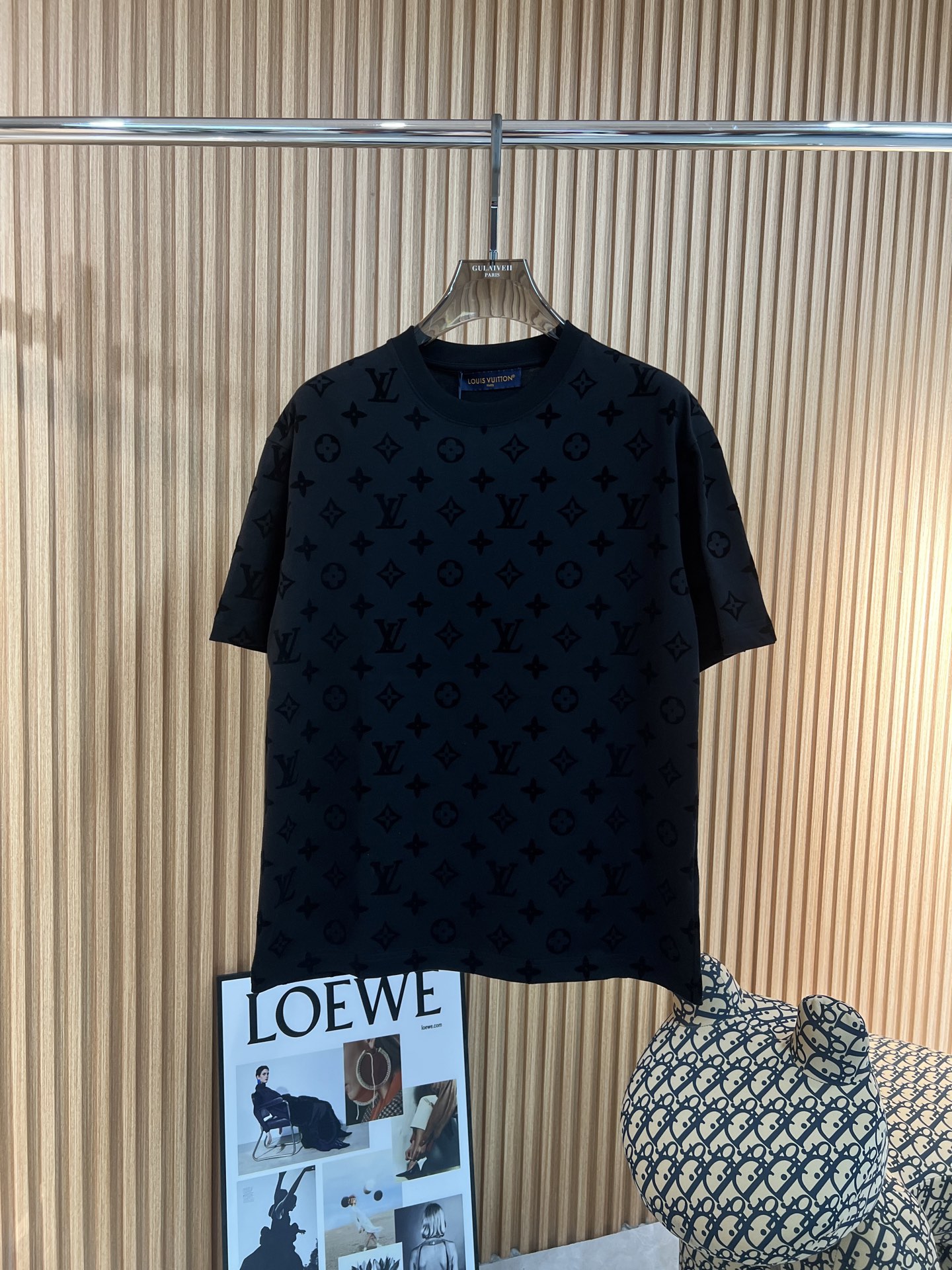 NO:123859,Lv 2025 spring and summer new style first-time counter latest short-sleeved round-neck T-shirt, high-end customization, avant-garde and fashionable design!  Brand logo imported flocking craft design, high-end customized mercerated cloud cotton fabric, soft feel, comfortable to wear, exquisite counter-level car line, fine workmanship, invincible and handsome upper body effect!  A must-have item for handsome men!  Color black white blue red premium gray orange code number M-3XL,,louis vuitton,T-shirt,tees,t-shirt,alexander wang19860909Lv 2025春夏新款首发专柜最新款短袖圆领T恤 高端订制 设计前卫时尚！品牌logo进口植绒工艺设计 高端定制丝光云朵棉面料.手感柔软.穿着舒适.专柜级别精致车线.做工精细.上身效果无敌帅气！型男必备单品！ 颜色黑色 白色 蓝色 红色 高级灰 橙色 码数M-3XL,,louis vuitton,T-shirt,tees，t-shirt,alexander wang,Men's clothing