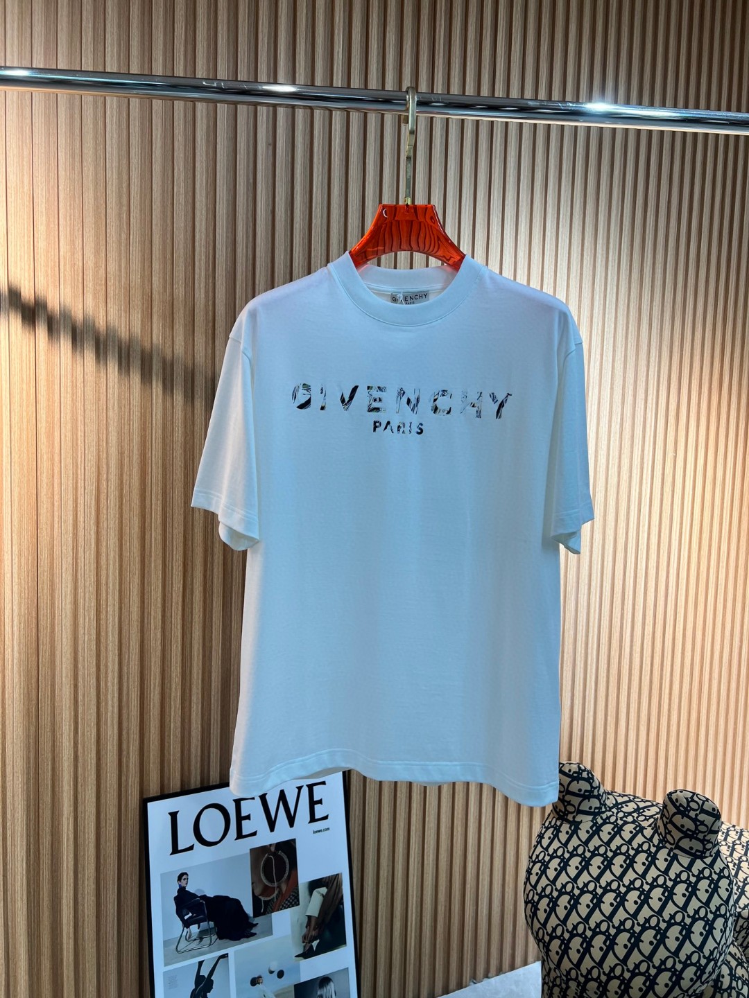 NO:123862,Givenchy's new spring and summer new style in the first counter, the latest short-sleeved round-neck T-shirt, high-end customization, avant-garde and fashionable design!  Brand logo front and rear printing design, high-end customized mercerated cloud cotton fabric. It feels soft and comfortable to wear. The counter-level exquisite car line is fine. The workmanship is exquisite. The upper body effect is invincible and handsome!  A must-have item for handsome men!  Color black white Number M-3XL, given, T-shirt,tees,t-shirt,alexander wang19860909纪梵希 2025春夏新款首发专柜最新款短袖圆领T恤 高端订制 设计前卫时尚！品牌logo前后印花设计 高端定制丝光云朵棉面料.手感柔软.穿着舒适.专柜级别精致车线.做工精细.上身效果无敌帅气！型男必备单品！ 颜色黑色 白色 码数M-3XL,,givenchy,T-shirt,tees，t-shirt,alexander wang,Men's clothing