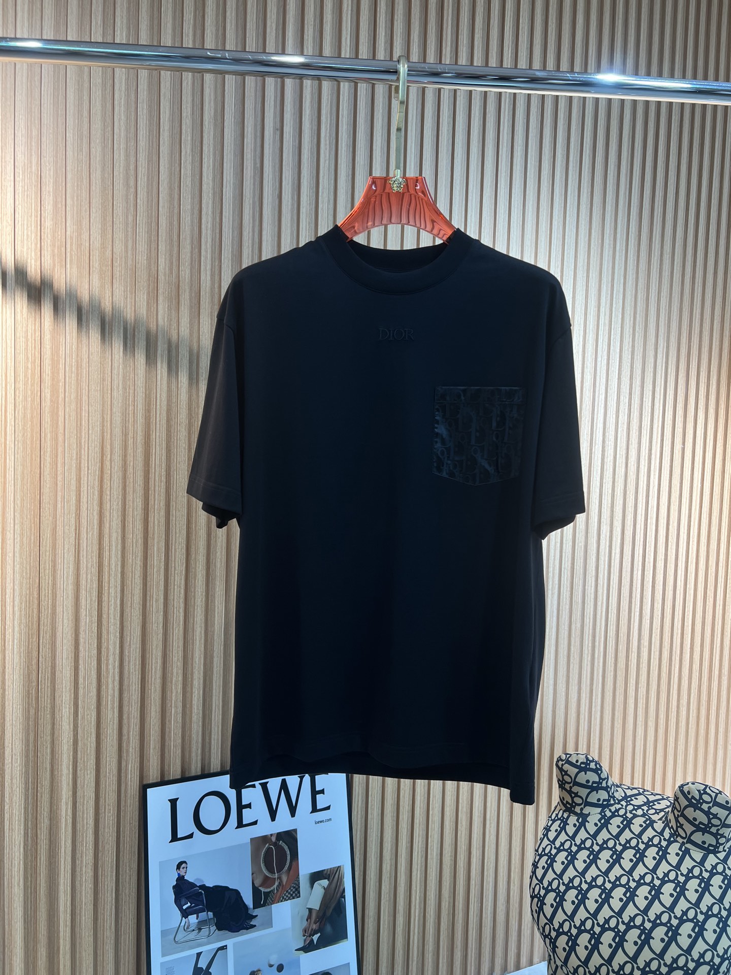 NO:123865,Dior 2025 spring and summer new model first launch counter latest short-sleeved round neck T-shirt, high-end customization, avant-garde and fashionable design!  Brand logo embroidered pocket design, high-end customized mercerated cloud cotton fabric. It feels soft and comfortable to wear. The counter-level exquisite car line is fine. The workmanship is invincible and handsome!  A must-have item for handsome men!  Color black white Number M-3XL,,dior,dior,T-shirt,tees,t-shirt,alexander wang19860909迪奥Dior 2025春夏新款首发专柜最新款短袖圆领T恤 高端订制 设计前卫时尚！品牌logo绣花口袋设计 高端定制丝光云朵棉面料.手感柔软.穿着舒适.专柜级别精致车线.做工精细.上身效果无敌帅气！型男必备单品！ 颜色黑色 白色 码数M-3XL,,dior,dior,T-shirt,tees，t-shirt,alexander wang,Men's clothing