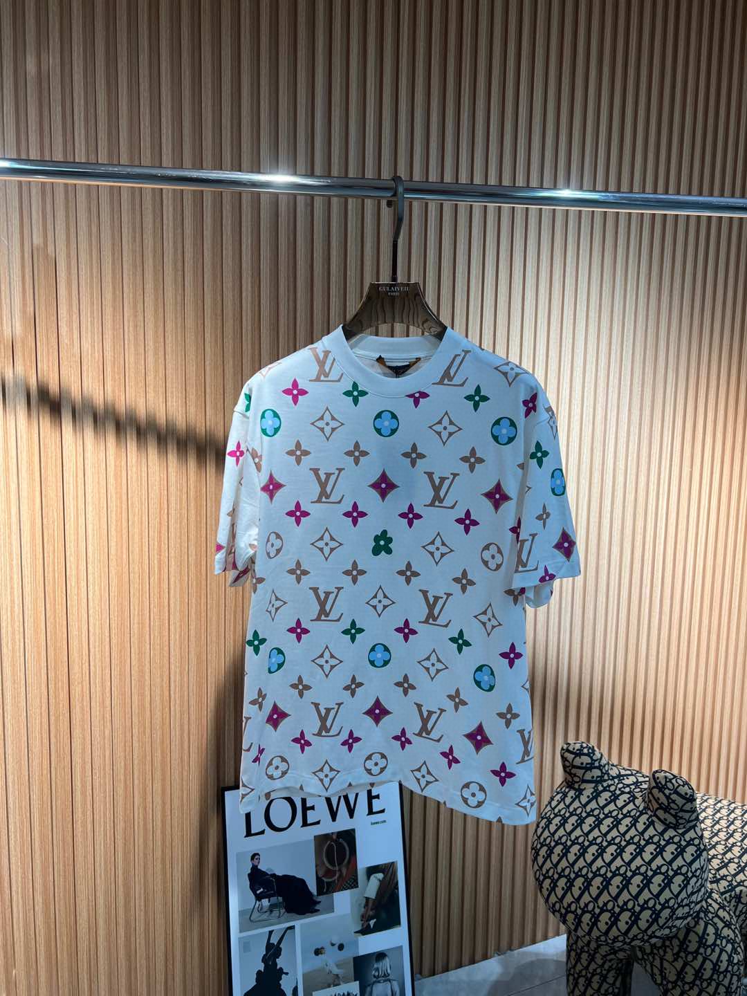 NO:123840,Lv 2025 spring and summer new style first-time counter latest short-sleeved round-neck T-shirt, high-end customization, avant-garde and fashionable design!  Brand logo heavy craft design, high-end customized mercerated cloud cotton fabric, soft feel, comfortable to wear, exquisite counter-level car line, fine workmanship, invincible and handsome upper body effect!  A must-have item for handsome men!  Color black white Number M-3XL, louis vuitton, T-shirt,tees, t-shirt,alexander wang19860909Lv 2025春夏新款首发专柜最新款短袖圆领T恤 高端订制 设计前卫时尚！品牌logo重工艺设计 高端定制丝光云朵棉面料.手感柔软.穿着舒适.专柜级别精致车线.做工精细.上身效果无敌帅气！型男必备单品！ 颜色黑色 白色 码数M-3XL,,louis vuitton,T-shirt,tees，t-shirt,alexander wang,Men's clothing