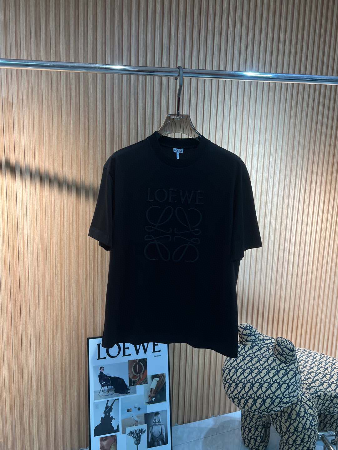 NO:123844,Luo Yiwei's new spring and summer new style first-time counter latest short-sleeved round-neck T-shirt, high-end customization, avant-garde and fashionable design!  Brand logo heavy craft design, high-end customized mercerated cloud cotton fabric, soft feel, comfortable to wear, exquisite counter-level car line, fine workmanship, invincible and handsome upper body effect!  A must-have item for handsome men!  Color black white Number M-3XL, loewe, T-shirt,tees, t-shirt,alexander wang19860909罗意威 2025春夏新款首发专柜最新款短袖圆领T恤 高端订制 设计前卫时尚！品牌logo重工艺设计 高端定制丝光云朵棉面料.手感柔软.穿着舒适.专柜级别精致车线.做工精细.上身效果无敌帅气！型男必备单品！ 颜色黑色 白色 码数M-3XL,,loewe,T-shirt,tees，t-shirt,alexander wang,Men's clothing