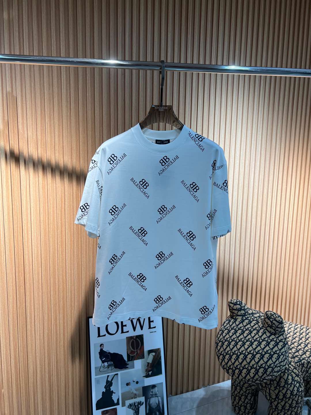 NO:123853,Balenciaga 2025 spring and summer new first-time counter latest short-sleeved round-neck T-shirt, high-end customization, avant-garde and fashionable design!  Brand logo heavy craft design, high-end customized mercerated cloud cotton fabric, soft feel, comfortable to wear, exquisite counter-level car line, fine workmanship, invincible and handsome upper body effect!  A must-have item for handsome men!  Color black white Number M-3XL, balenciaga, T-shirt,tees, t-shirt,alexander wang19860909巴黎世家 2025春夏新款首发专柜最新款短袖圆领T恤 高端订制 设计前卫时尚！品牌logo重工艺设计 高端定制丝光云朵棉面料.手感柔软.穿着舒适.专柜级别精致车线.做工精细.上身效果无敌帅气！型男必备单品！ 颜色黑色 白色 码数M-3XL,,balenciaga,T-shirt,tees，t-shirt,alexander wang,Men's clothing