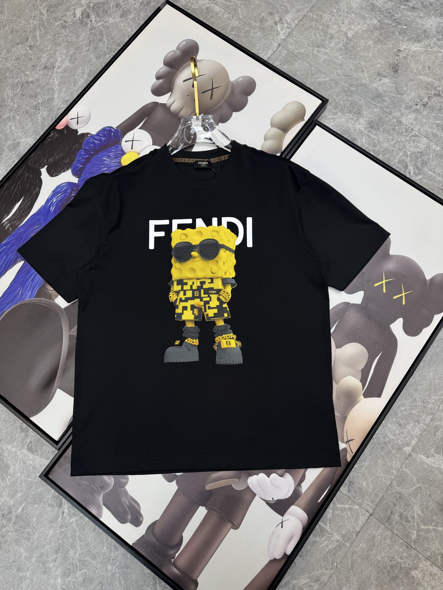 NO:136770,Fendi's new spring and summer first-time counter latest short-sleeved round-neck T-shirt, high-end customization, avant-garde and fashionable design!  Brand logo heavy craft design, high-end customized mercerated cloud cotton fabric, soft feel, comfortable to wear, exquisite counter-level car line, fine workmanship, invincible and handsome upper body effect!  A must-have item for handsome men!  Color black white Number M-3XL, fendi, T-shirt,tees, t-shirt,alexander wang19860909芬迪 春夏新款首发专柜最新款短袖圆领T恤 高端订制 设计前卫时尚！品牌logo重工艺设计 高端定制丝光云朵棉面料.手感柔软.穿着舒适.专柜级别精致车线.做工精细.上身效果无敌帅气！型男必备单品！ 颜色黑色 白色 码数M-3XL,,fendi,T-shirt,tees，t-shirt,alexander wang,Men's clothing