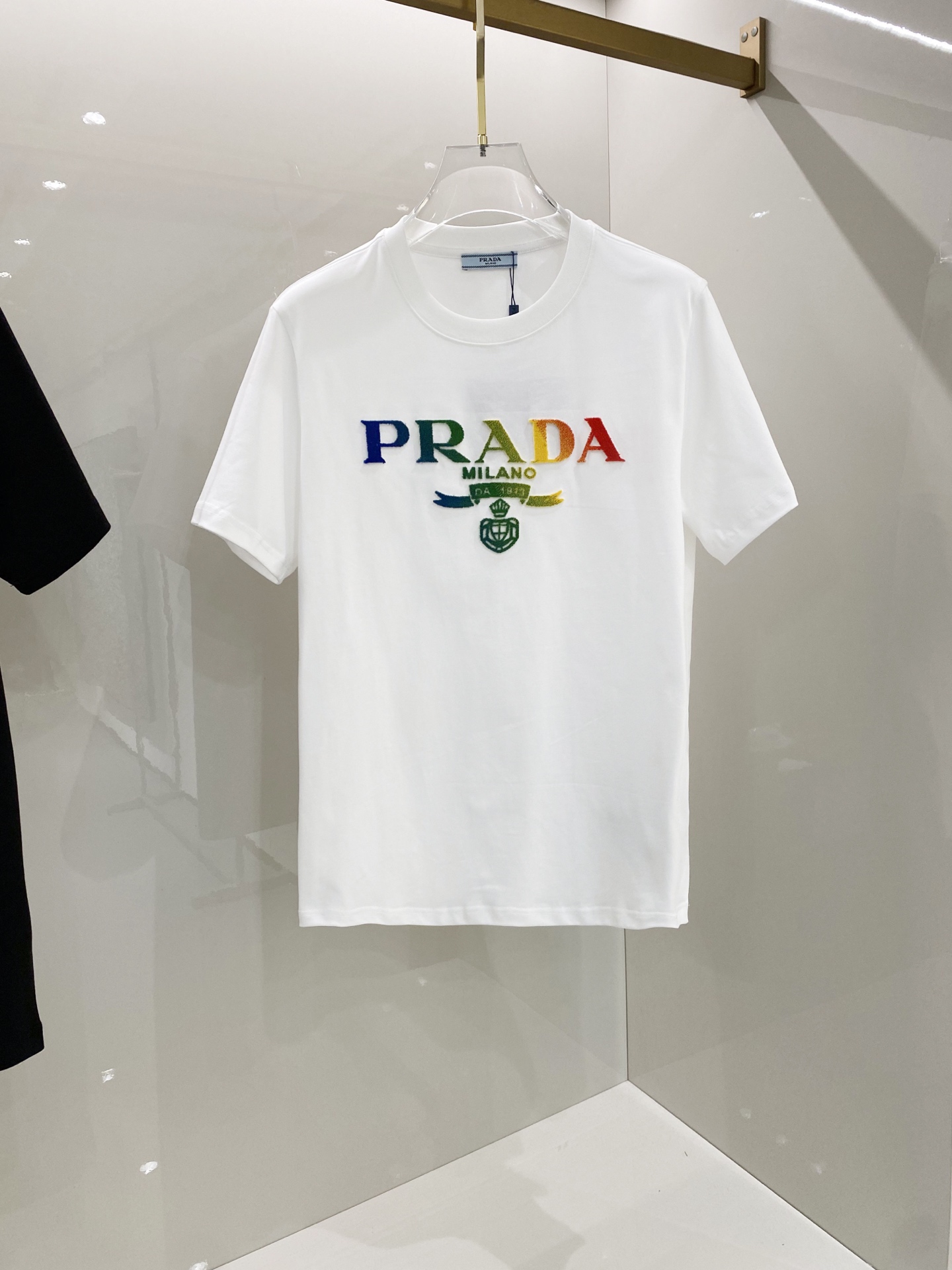 支持年后退换P130 普拉达【新品】2026SS春夏🆕 男女情侣款 毛巾绣logo图标设计 短袖T恤简约的时尚元素设计凸显精简,隶属今夏高颜值单品.

客供优质针织棉面料,手感顺滑细腻,着身的透气舒适感无可挑剔.搭配时尚廓形裁剪设计彰显潮流时尚的最新手法.

全新标识皮质徽章缝制感染力强大,彰显前卫独特个性.时尚达人的必备单品.表达一丝不苟的时尚气息. 

 尺码：S/M/L/XL/2XL

S肩宽43胸围104衣长67袖长21