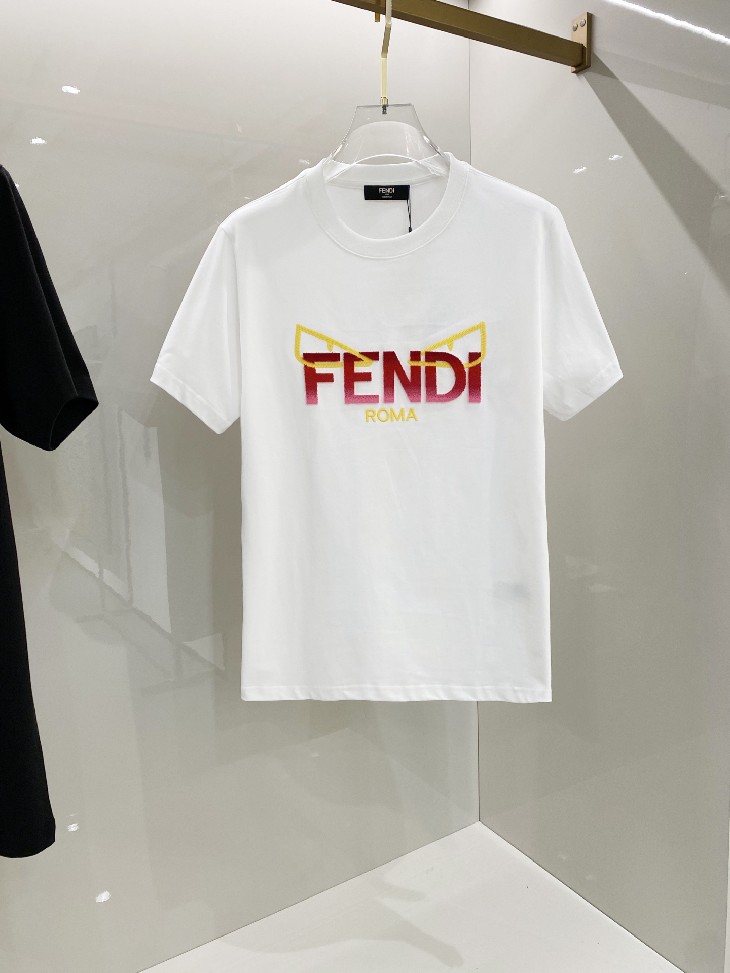 支持年后退换P130 芬迪【新品】2026SS春夏🆕 男女情侣款 毛巾绣logo图标设计 短袖T恤简约的时尚元素设计凸显精简,隶属今夏高颜值单品.

客供优质针织棉面料,手感顺滑细腻,着身的透气舒适感无可挑剔.搭配时尚廓形裁剪设计彰显潮流时尚的最新手法.

全新标识皮质徽章缝制感染力强大,彰显前卫独特个性.时尚达人的必备单品.表达一丝不苟的时尚气息. 

尺码：S/M/L/XL/2XL

S肩宽43胸围104衣长67袖长21