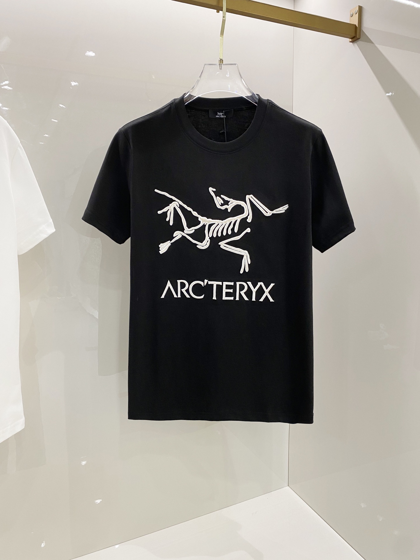 支持年后退换P130 始祖鸟【新品】2026SS春夏🆕 男女情侣款 刺绣logo图标设计 短袖T恤简约的时尚元素设计凸显精简,隶属今夏高颜值单品.

客供优质针织棉面料,手感顺滑细腻,着身的透气舒适感无可挑剔.搭配时尚廓形裁剪设计彰显潮流时尚的最新手法.

全新标识皮质徽章缝制感染力强大,彰显前卫独特个性.时尚达人的必备单品.表达一丝不苟的时尚气息.

尺码：S/M/L/XL/2XL

S肩宽43胸围104衣长67袖长21