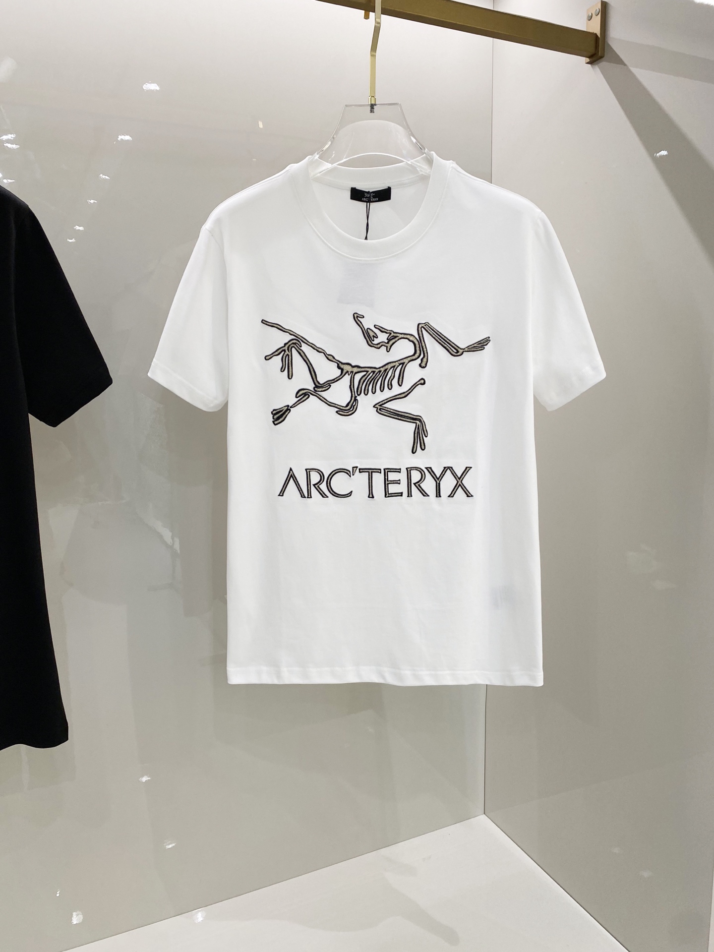 支持年后退换P130 始祖鸟【新品】2026SS春夏🆕 男女情侣款 刺绣logo图标设计 短袖T恤简约的时尚元素设计凸显精简,隶属今夏高颜值单品.

客供优质针织棉面料,手感顺滑细腻,着身的透气舒适感无可挑剔.搭配时尚廓形裁剪设计彰显潮流时尚的最新手法.

全新标识皮质徽章缝制感染力强大,彰显前卫独特个性.时尚达人的必备单品.表达一丝不苟的时尚气息.

尺码：S/M/L/XL/2XL

S肩宽43胸围104衣长67袖长21