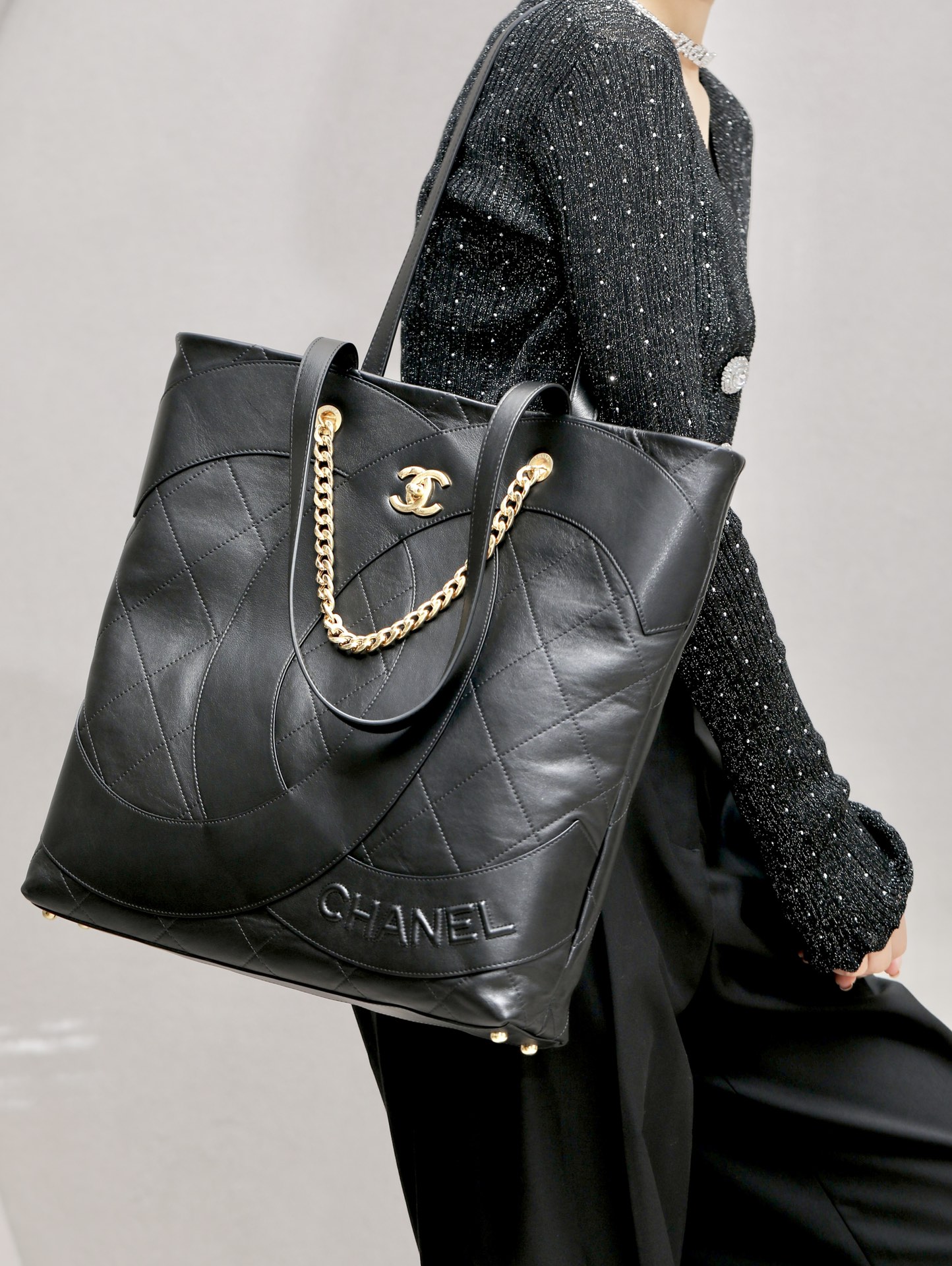 P1400 montebello cuero de becerro de la sección de corte, nuevo lanzamiento 👸𝗖𝗵𝗮𝗻𝗲l 𝟮𝟯C (bolso tote con doble C…