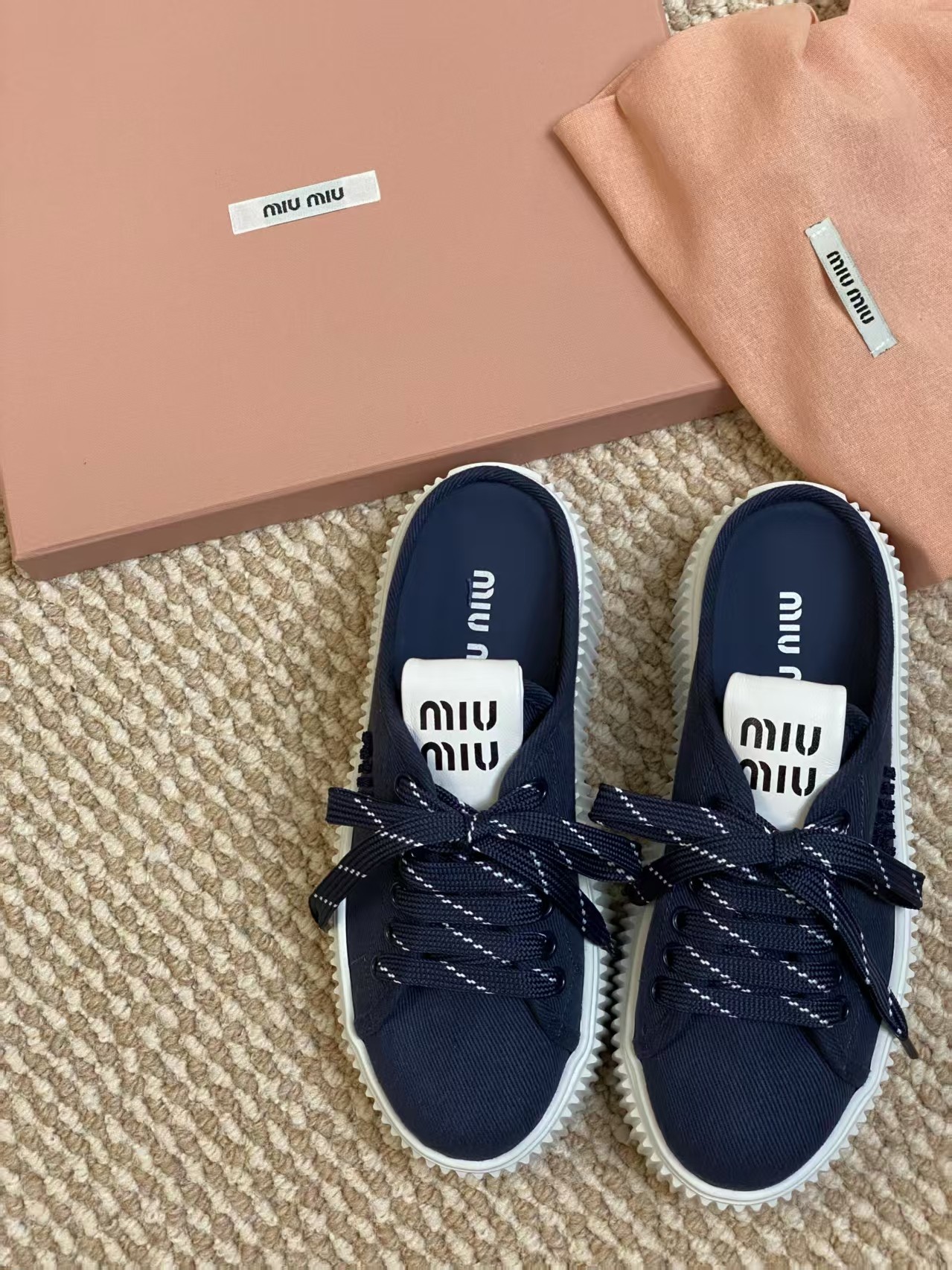 NO:240013,MiuMiu Miu Latest model Velcro canvas thick sole biscuit shoes casual sneakers original purchase and development Made of goods Timeless tannin draws charming Miu Miu style to create new sports shoes. The silk screen printing logo of the shoe tongue creates exquisite contrast and adds iconic elements. The thick sole design defines avant-garde modern style. Delivery exquisite packaging. Fabric: Original custom imported canvas material. Lift: Original custom imported canvas material. Outsole: Original open mold-proof rubber outsole. Sole thickness: 4.5CM Size: Women's 35-40, casual shoes/sneakers, miumiu, sneakers19860909出 MiuMiu缪缪 最新款 魔术贴 帆布 厚底 饼干鞋 休闲 运动鞋 原版购入开发 做货 隽永丹宁汲取迷人Miu Miu风格,造就新款运动鞋.鞋舌丝网印刷徽标营造精致对比,平添标志性元素.厚底设计定义前卫的现代风格 配送精美包装 面料: 原版定制进口帆布材质 内里: 原版定制进口帆布材质 大底: 原版开模防滑橡胶大底 底厚: 4.5CM Size: 女款35-40,休闲鞋/运动鞋,miumiu,sneakers,Women's Shoes