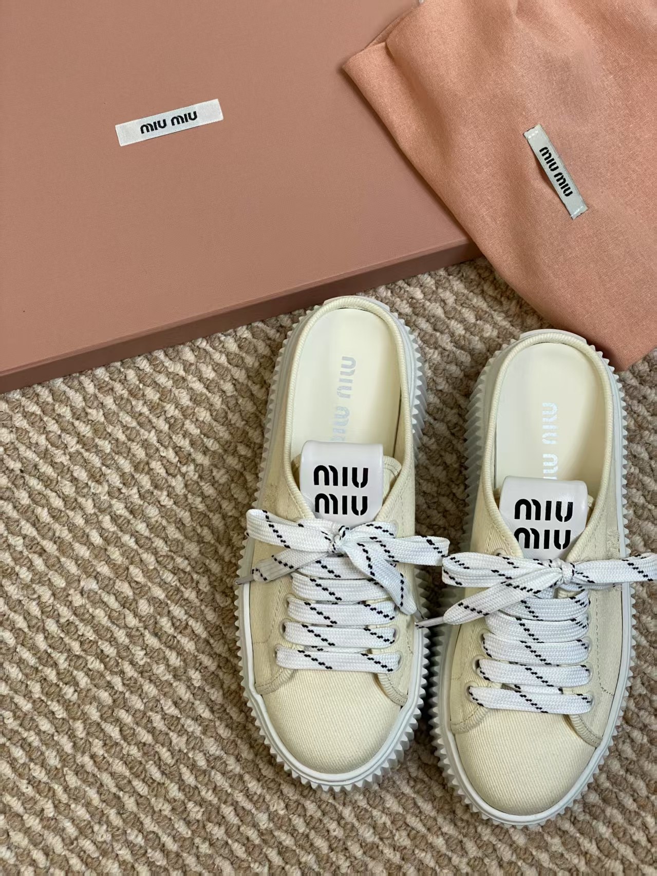 NO:252260,MiuMiu Miu Latest model Velcro canvas thick sole biscuit shoes casual sneakers original purchase and development Made of goods Timeless tannin draws charming Miu Miu style to create new sports shoes. The silk screen printing logo of the shoe tongue creates exquisite contrast and adds iconic elements. The thick sole design defines avant-garde modern style. Delivery exquisite packaging. Fabric: Original custom imported canvas material. Lift: Original custom imported canvas material. Outsole: Original open mold-proof rubber outsole. Sole thickness: 4.5CM Size: Women's 35-40, casual shoes/sneakers, miumiu, sneakers19860909出 MiuMiu缪缪 最新款 魔术贴 帆布 厚底 饼干鞋 休闲 运动鞋 原版购入开发 做货 隽永丹宁汲取迷人Miu Miu风格,造就新款运动鞋.鞋舌丝网印刷徽标营造精致对比,平添标志性元素.厚底设计定义前卫的现代风格 配送精美包装 面料: 原版定制进口帆布材质 内里: 原版定制进口帆布材质 大底: 原版开模防滑橡胶大底 底厚: 4.5CM Size: 女款35-40,休闲鞋/运动鞋,miumiu,sneakers,Women's Shoes