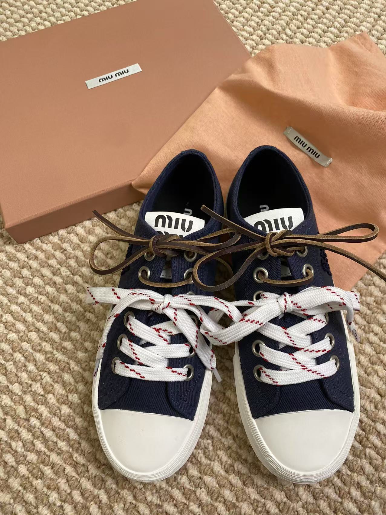 NO:245528,[MIUMIU Spring and Summer New Canvas Shoes | Unlock your exclusive lazy style] Must-in-appropriate 4 colors to contract you to match throughout the season Pair of shoelaces Design Random DIY Freely match accessories, laces, beads, a pair of shoes come in N styles 4 high-end colors Cream white/classic black/light khaki/retro blue, each pair has your name written on it Lazy and casual style Retro casual and versatile, matched with jeans and dresses instantly enhance the sense of fashion, casual shoes/sports shoes, miumiu, sneakers, skirts, jeans19860909出【MIUMIU春夏新款帆布鞋｜解锁你的专属慵懒风】 必入款 4种颜色承包你整个季节搭配 双鞋带设计 随性DIY 自由搭配配饰、鞋带、串珠,一双鞋穿出N种风格 4款高级色 奶油白/经典黑/浅卡其/复古蓝,每一双都写着你的名字 慵懒休闲风 复古随性百搭,搭配牛仔裤、连衣裙瞬间提升时尚感,休闲鞋/运动鞋,miumiu,sneakers,skirts,jeans,Women's Shoes