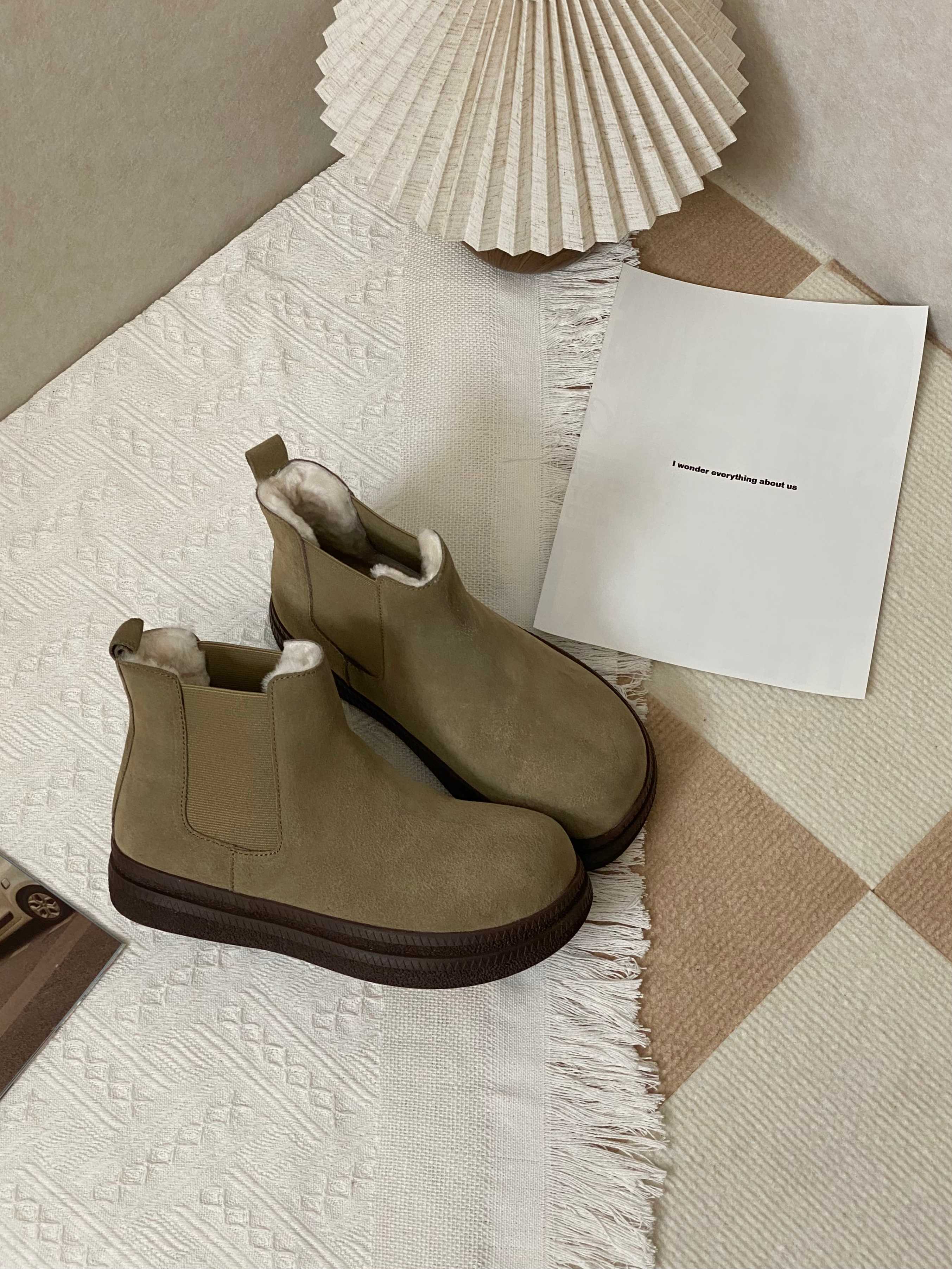 NO:615143,'Breathable warmth' The lining is made of sheepskin (the wool is 1.5cm long). The upper is wrapped in cowhide to keep warm and not sweaty. It is still as warm as a fire at -20℃ according to the actual measurement. The fluffy wool feels like clouds when you step on it. You will not feel tired when you walk around all day long. Size 35-40, snow boots, boots, cowhide, sheepskin19860909「会呼吸的温暖」 内里羊皮毛一体（羊毛长达1.5cm） 鞋面头层牛皮包裹,保暖不闷汗 实测-20℃依然暖如烤火 蓬松羊毛踩着像云朵,逛整天都不累 尺码35-40,雪地靴,boots,cowhide,sheepskin,Women's Shoes