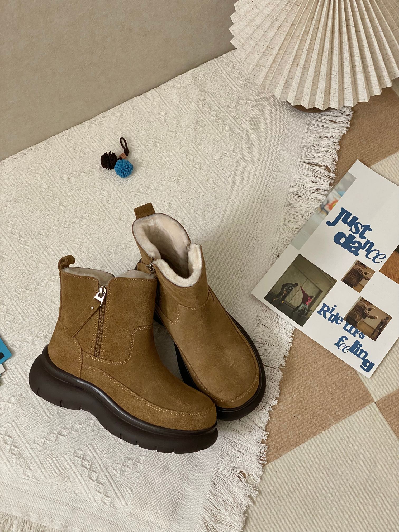 NO:615153,Sheepskin lining + first-layer cowhide upper, 1.5cm gold-thick wool, can lock in temperature and not sweat, still warm to the heart at -20℃, soft and waxy like shit, can walk 20,000 steps without getting tired, size 35-40, snow boots, boots, cowhide, sheepskin, gold19860909内里羊皮毛一体+头层牛皮鞋面 1.5cm黄金厚度羊毛 锁温不闷汗 -20℃照样暖到心坎里 软糯踩屎感 暴走两万步都不累 尺码35-40,雪地靴,boots,cowhide,sheepskin,gold,Women's Shoes