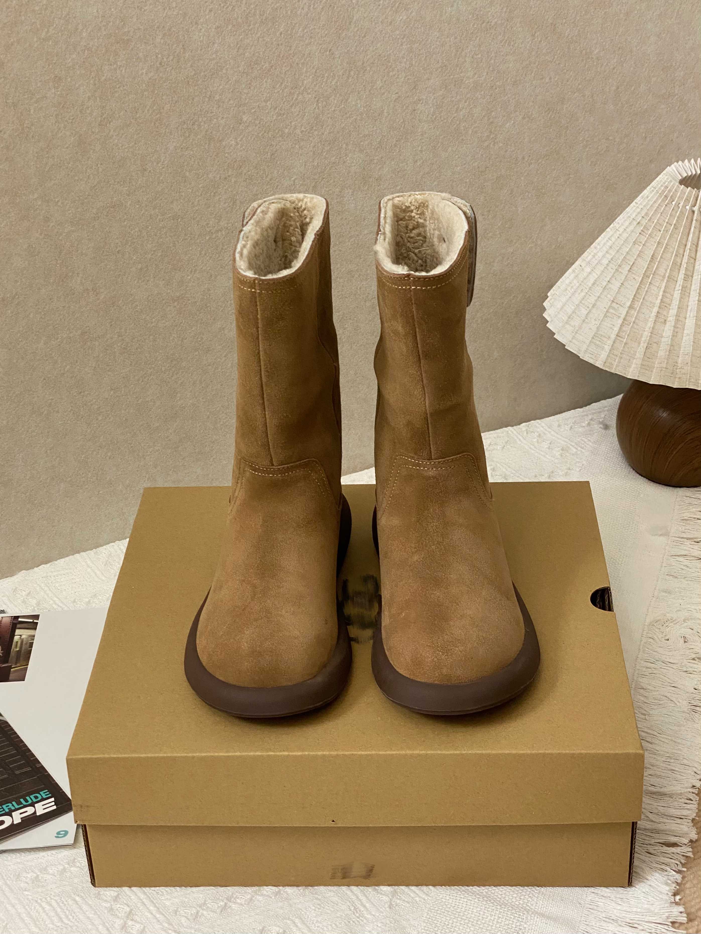 NO:615179,Ingenious details: high-top boot style with three-dimensional splicing upper; exquisite metal buckle at the heel embellished with fashion genes; cowhide upper meets sheep fur integrated lining; 1.5cm gold thickness wool temperature-locking system; lightweight non-slip outsole to create a zero-weight-bearing experience.  Size 35-40, snow boots, boots, cowhide, sheepskin, gold19860909匠心细节 高筒靴型搭配立体拼接鞋面 后跟精致金属扣点缀时尚基因 牛皮鞋面邂逅羊皮毛一体内里 1.5cm黄金厚度羊毛锁温系统 轻量化防滑大底打造零负重体验【一鞋两穿 解锁双倍惊喜】 高筒立起,保暖有型；靴筒翻下,秒变慵懒短靴 两种风格随意切换,花一双的钱,get两双的快乐 尺码35-40,雪地靴,boots,cowhide,sheepskin,gold,Women's Shoes