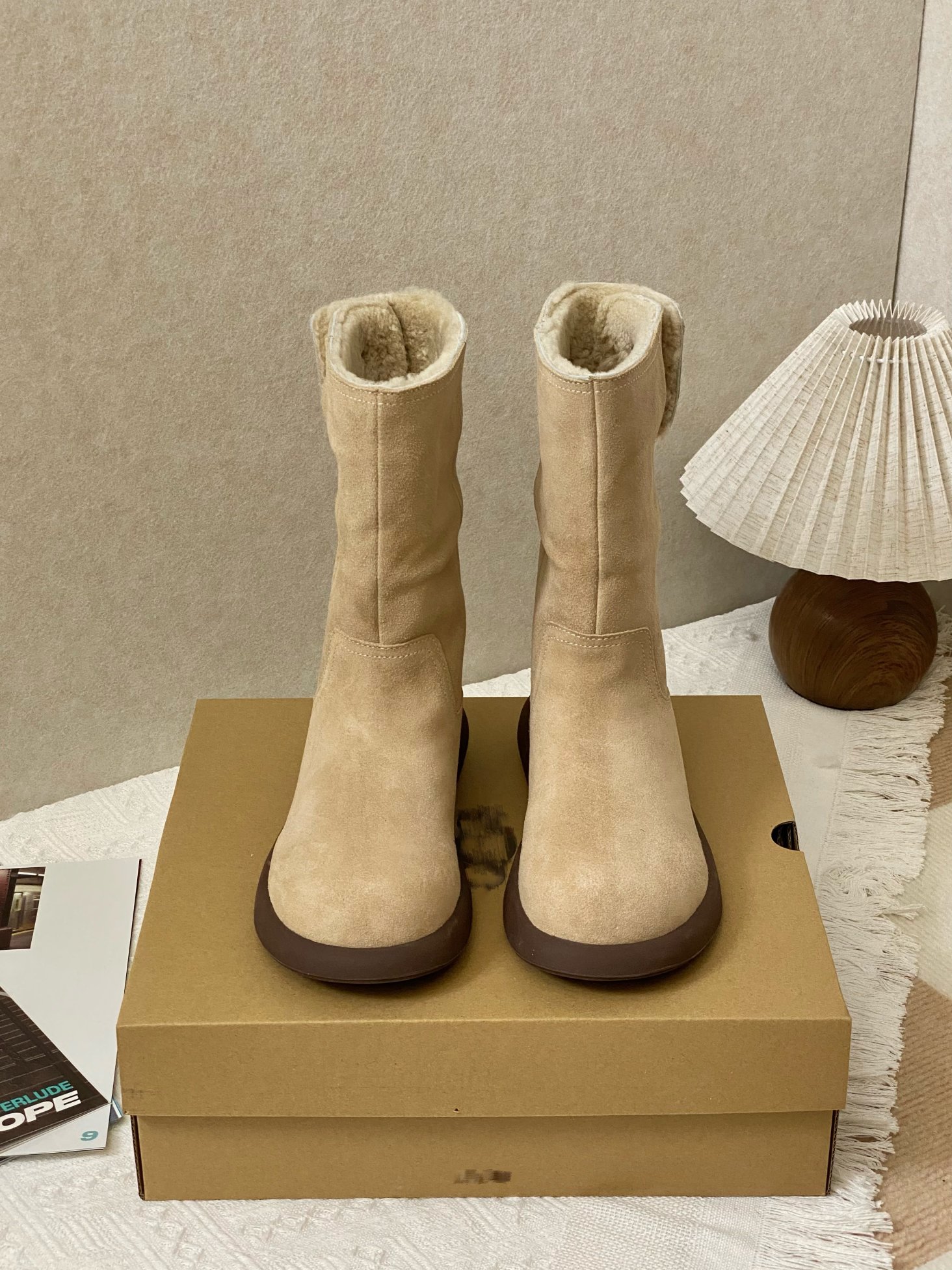 NO:615183,Practical performance · Maintain constant foot temperature at minus 20°C · The inner ventilation system says goodbye to the trouble of stuffiness and humidity · Even after 8 hours of walking, it is still soft and waxy as ever [Wear one shoe twice to unlock double surprises] Stand up high, warm and stylish; turn down the boot shaft, and it will turn into lazy short boots in seconds. Switch between the two styles at will, spend the money of one pair, and get the happiness of two pairs. Size 35-40, snow boots, boots19860909实战性能 · 零下20℃照样保持脚部恒温 · 内里透气系统告别闷湿困扰 · 8小时行走依旧软糯如初【一鞋两穿 解锁双倍惊喜】 高筒立起,保暖有型；靴筒翻下,秒变慵懒短靴 两种风格随意切换,花一双的钱,get两双的快乐 尺码35-40,雪地靴,boots,Women's Shoes