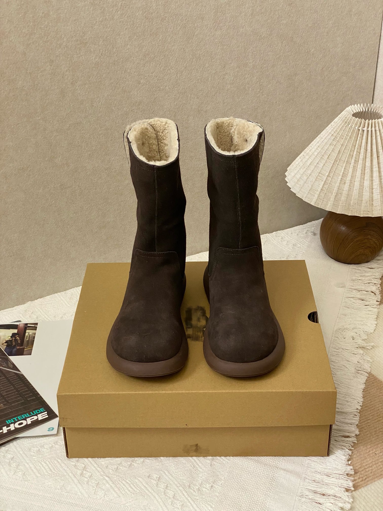 NO:615175,Pairing Guide Pair with a coat = elegant commuting style Pair with a down jacket = casual winter style Pair with a skirt = sweet girlfriend style [Wear two shoes with one shoe to unlock double surprises] Stand tall, warm and stylish; turn down the boot leg, and it will turn into lazy short boots in seconds. Switch between the two styles at will, spend the money of one pair, and get the happiness of two pairs. Sizes 35-40, snow boots, boots, skirts, down jacket19860909搭配指南 搭配大衣=优雅通勤风 搭配羽绒服=冬日休闲感 搭配半身裙=甜系女友风【一鞋两穿 解锁双倍惊喜】 高筒立起,保暖有型；靴筒翻下,秒变慵懒短靴 两种风格随意切换,花一双的钱,get两双的快乐 尺码35-40,雪地靴,boots,skirts,down jacket,Women's Shoes