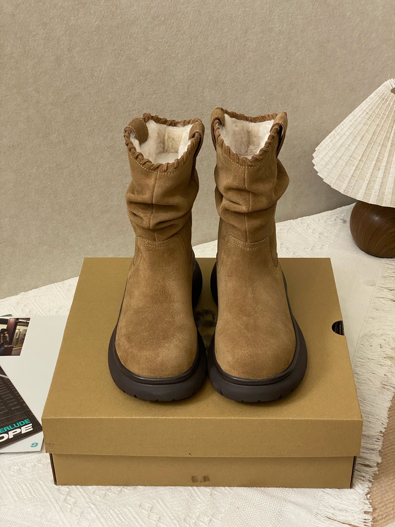 NO:615187,Exclusive highlight upgrade. Exclusive pleated design of the boot shaft, which shows straight and slender legs. The sole is thin in the front and thick in the back, making it easy to walk on flat ground, non-slip and wear-resistant. The inner insole is made of sheepskin, and the wool is 1.5cm long. The upper is covered with cowhide to keep warm while preventing feet from being stuffy. Size 35-40, snow boots, boots, cowhide, sheepskin19860909独家亮点升级 靴筒专属打褶设计,超显腿直腿细 鞋底前薄后厚,行走如履平地,防滑耐磨 内里鞋垫羊皮毛一体,羊毛长达1.5cm 鞋面覆头层牛皮,保暖同时拒绝闷脚 尺码35-40,雪地靴,boots,cowhide,sheepskin,Women's Shoes