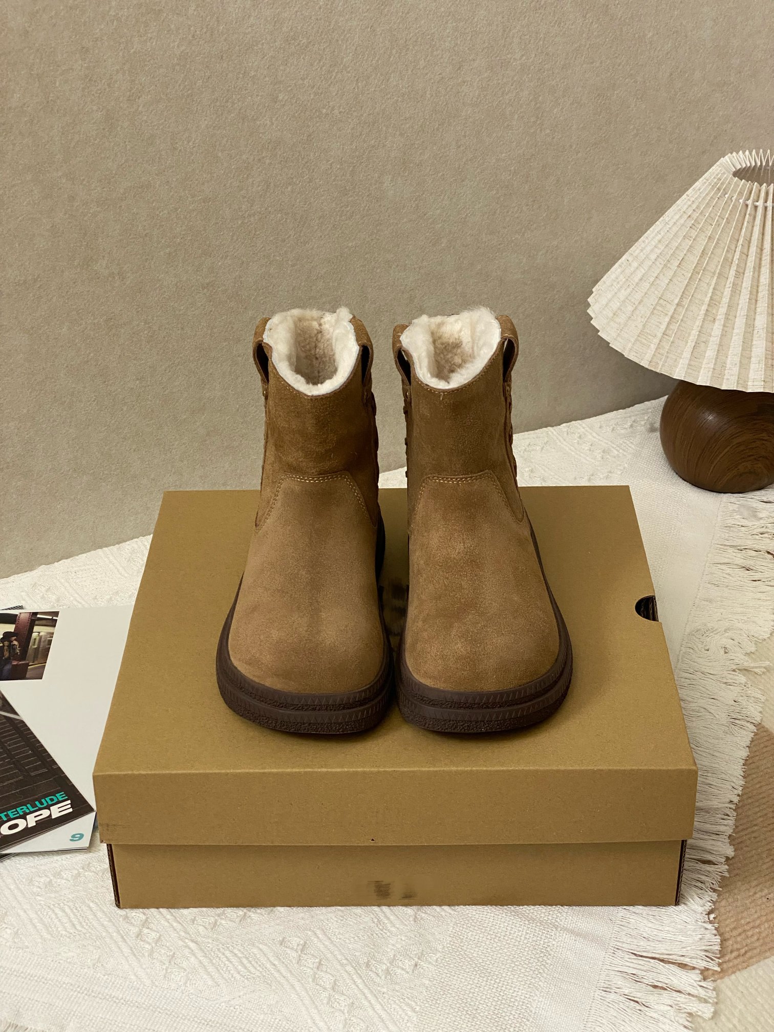 NO:615195,｜ Textured spliced upper + thick sole design, quietly increases height, elongates leg lines, non-slip and wear-resistant outsole, no fear of rain or snow, walks calmly, first layer of cowhide leather upper wrapped with sheepskin fur integrated lining, 1.5cm gold wool, locking in temperature, feeling soft and not tiring, as if stepping on clouds.  Size 35-40, snow boots, boots, cowhide, sheepskin, gold19860909｜ 质感拼接鞋面 + 厚底设计 ,悄悄增高,拉长腿部线条 防滑耐磨大底 ,无惧雨雪,步履从容 头层牛皮鞋面 包裹 羊皮毛一体内里 ,1.5cm黄金羊毛绒,锁住温度 脚感软糯不累脚 ,如同踩在云端. 尺码35-40,雪地靴,boots,cowhide,sheepskin,gold,Women's Shoes