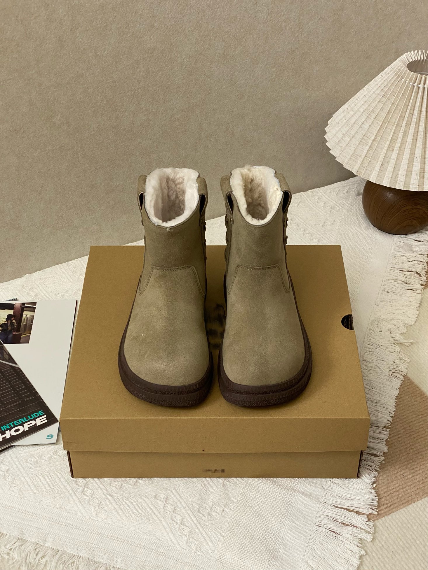 NO:615200,This is not an ordinary pair of snow boots. It comes from the retro inspiration of European designers. The unique inner and outer strap design is not only decorative, but also reproduces the classic silhouette of the old times, making every step elegance and style. Size 35-40, snow boots, boots19860909这不是一双普通的雪地靴. 它源自欧洲设计师的复古灵感,独特的 内外侧绑带设计 ,不仅是装饰,更复刻了旧时光的经典轮廓,让每一步都踏出优雅与风度. 尺码35-40,雪地靴,boots,Women's Shoes