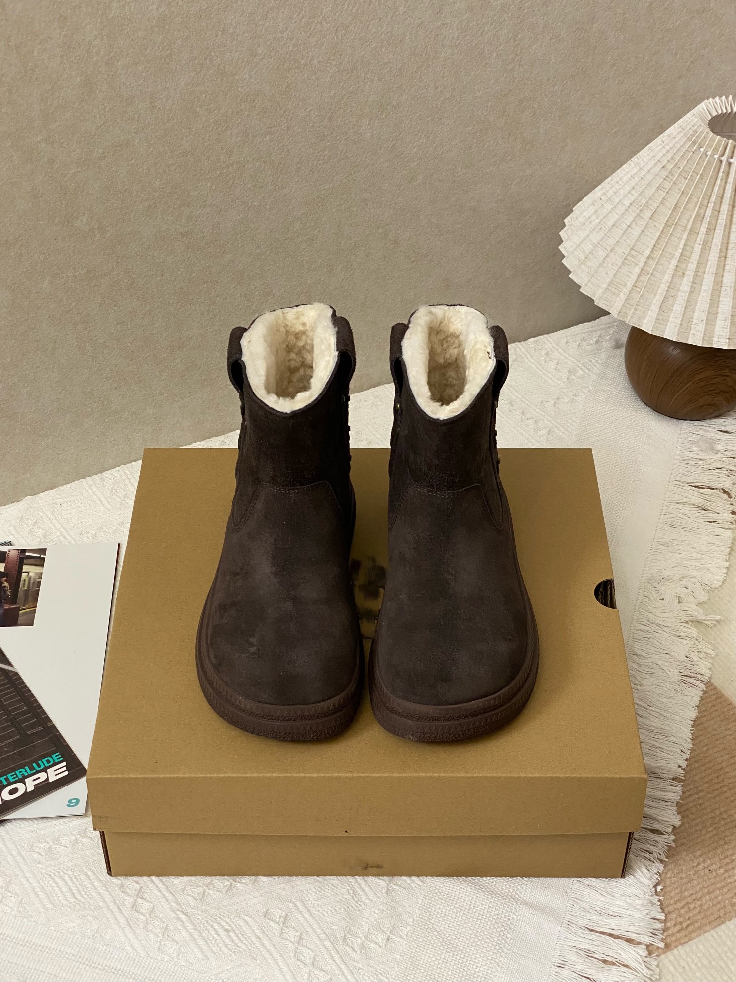 NO:615205,Whether paired with a coat, skirt or jeans, it can be easily blended in and become the finishing touch of your winter look. This winter, define your retro style. Size 35-40, snow boots, boots, skirts, jeans19860909无论是搭配大衣、半裙还是牛仔裤,它都能轻松融入,成为你冬日造型的 点睛之笔. 这个冬天,定义你的复古风尚. 尺码35-40,雪地靴,boots,skirts,jeans,Women's Shoes