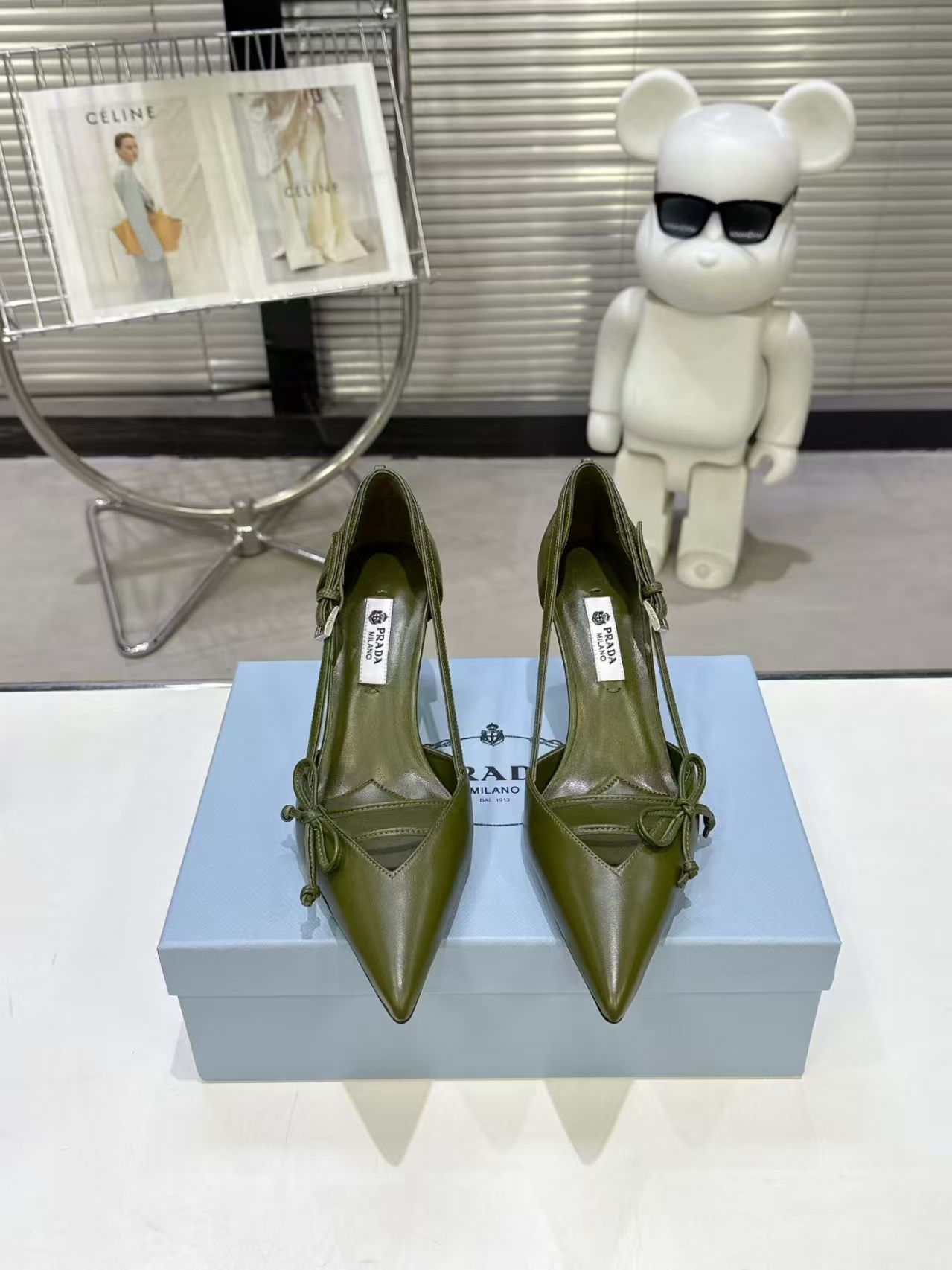 NO:789585,Out of Prada Prada 26/ The latest catwalk model pointed toe bow high heels, buckled side hollow stiletto heels, retro old money style kitten heels, minimalist beauty that has been missing in the fashion industry for a long time, fashionable and refined, and a high-end feel for daily wear.  Strong lines and bold details transform the high-heeled shoes that symbolize femininity into a unique and non-traditional design. The pointed-toe silhouette is made of cow leather, with obvious stitching and intentionally unfinished raw cutting edges. The exquisite stiletto heels perfectly present the multi-faceted style of this shoe. Made of high-quality leather material, the texture is high-end, showing a retro and modern texture, and the craftsmanship is fine, reflecting the brand's high-end quality. The stiletto heel design enhances the wearer's aura while maintaining good stability, suitable for daily commuting or special occasions.  Upper cow patent leather/calf leather, lining sheepskin, heel height 5.5/7.5cm, Italian genuine leather outsole Size#35-41 (40.41 custom-made, non-refundable), sandals, prada, prada, sandals, high heels, cowhide, sheepskin, Leather soles19860909出Prada 普拉达 26/ 最新走秀款尖头蝴蝶结高跟鞋 搭扣侧空细跟单鞋 复古老钱风小猫跟 单鞋 时尚界久违的极简之美 时髦又精致 日常穿出高级感 强烈的线条和大胆的细节将象征女性魅力的高跟鞋转变为独特而非传统的设计.尖头廓形采用牛皮革,具有明显的缝线和故意未完成的原始切割边缘.精致的细高跟完美呈现出此款鞋履的多面风格. 选用优质皮革材质,质感高级,呈现出复古又摩登的质感,工艺精细,体现品牌高端品质.细高跟设计,提升穿着者气场,同时保持了较好的稳定性,适合日常通勤或特殊场合穿着. 鞋面牛漆皮/小牛皮 内里羊皮 跟高5.5/7.5cm 鞋底意大利真皮大底 Size#35-41（40.41定做不退换）,凉鞋,prada,prada,sandals,high heels,cowhide,sheepskin,Leather soles,Women's Shoes