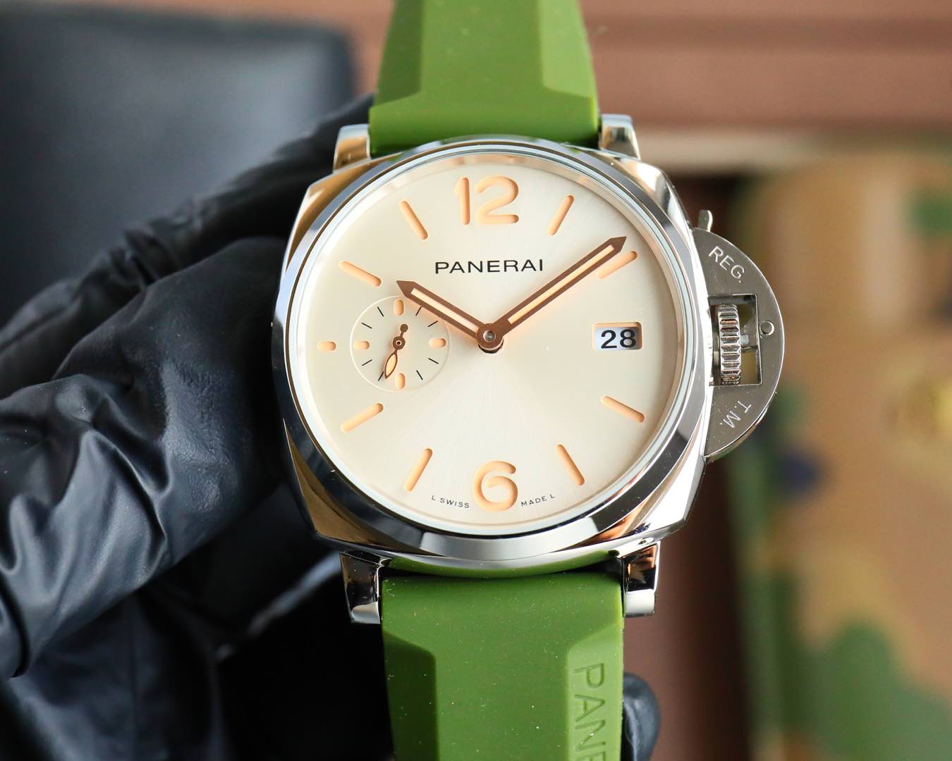 Peiner White Crustacean 1533 Watch: Elegant, Lightweight, and Thin Design for Men and Women