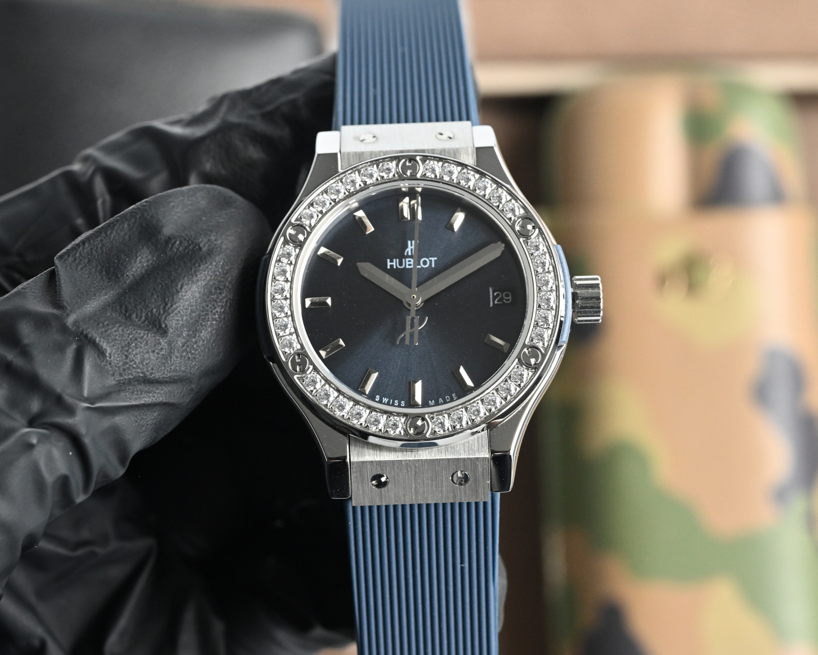 NO:383640,Original model opening, the highest version replica Hublot (Hengbao) classic fusion series, women's high-end watch!  The latest Hublot women's 33mm watch is launched, with the quality of replicas at high-end, and the overall structure is consistent with the original structure!  Details 1: Use Swiss Ronda quartz movement crocodile leather strap 2: The shell is polished delicately and white, and the oblique polished arc chamfer is consistent with the authentic product. 3 The literals are consistent with the authentic product in comparison with various constant lights!  4: The case thickness is the same as that of the genuine product. 5: The watch is made of original molding, and the accessories of the replicas can be replaced with the genuine product. crocodile skin19860909原版开模 最高版本复刻 宇舶Hublot（恒宝）经典融合系列 女款高端腕表！最新推出宇舶女款33mm腕表,在高端复刻品质一如继往, 整体结构与原装结构保持一致！细节方面1 :采用瑞士朗达石英机芯 鳄鱼皮表带 2 : 壳身抛光细腻洁白光亮,斜边抛光弧度倒角与正品一致,3 字面与正品在各种常光的对比下一致！4 : 表壳厚度与正品一致5 : 腕表采用原装开模制做,复刻品之配件可以与原装正品互为通用替换,,crocodile skin,Watch