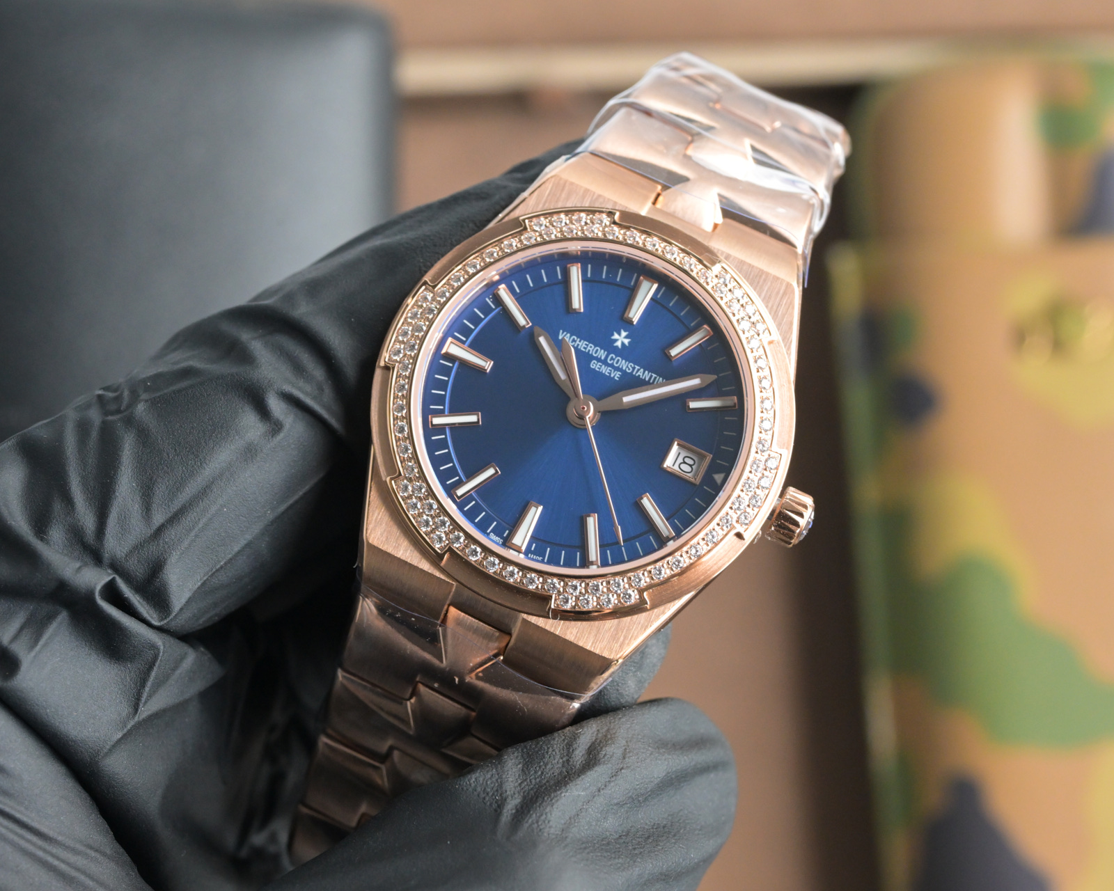 Luxury Stone Wristwatch: New Overseas Model by V.C. Danton - 图片 3