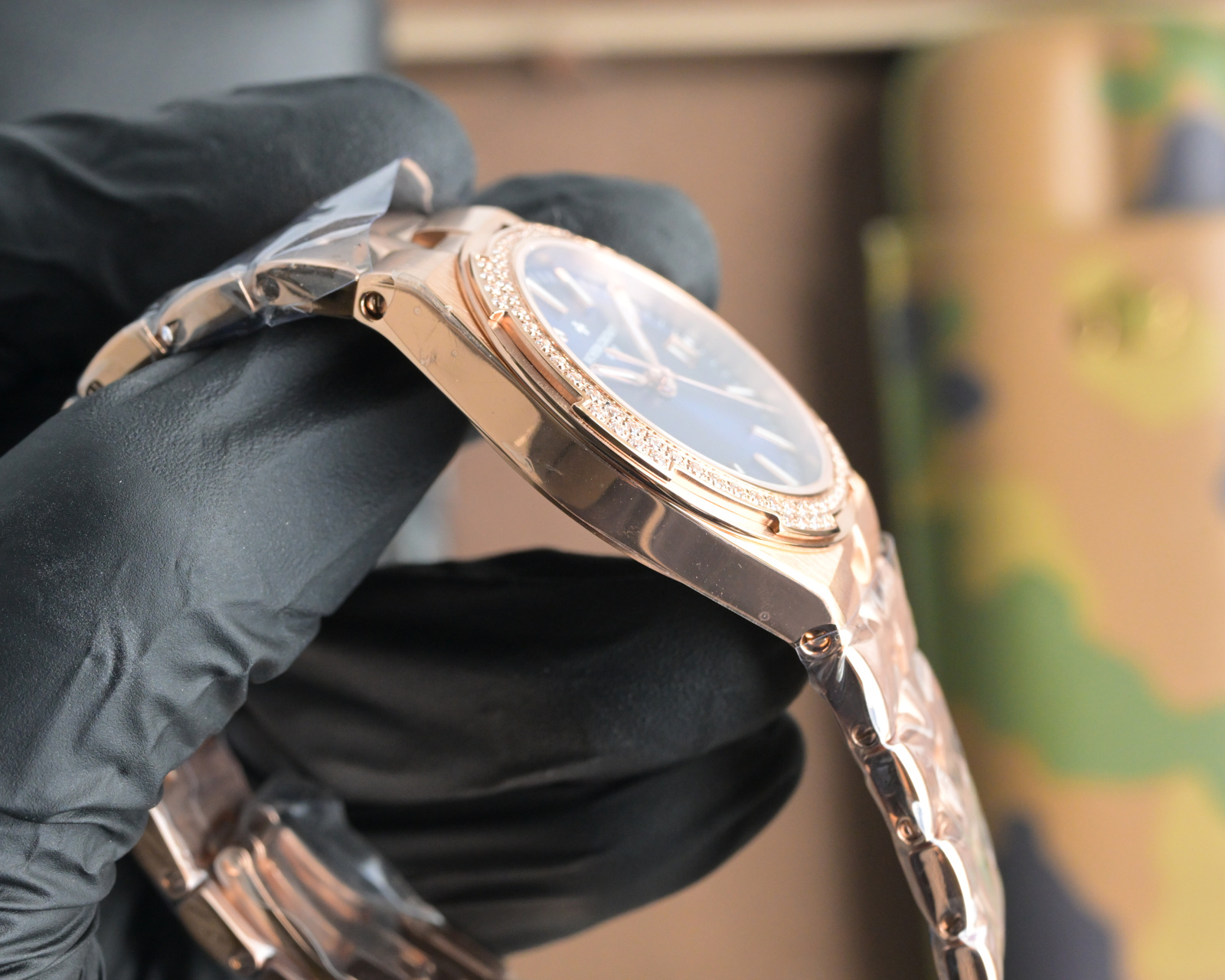 Luxury Stone Wristwatch: New Overseas Model by V.C. Danton - 图片 6
