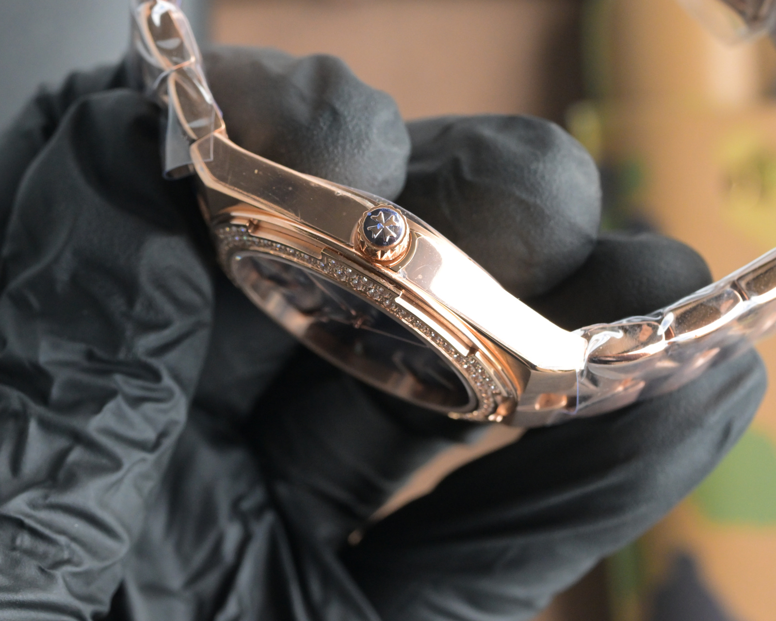 Luxury Stone Wristwatch: New Overseas Model by V.C. Danton - 图片 5