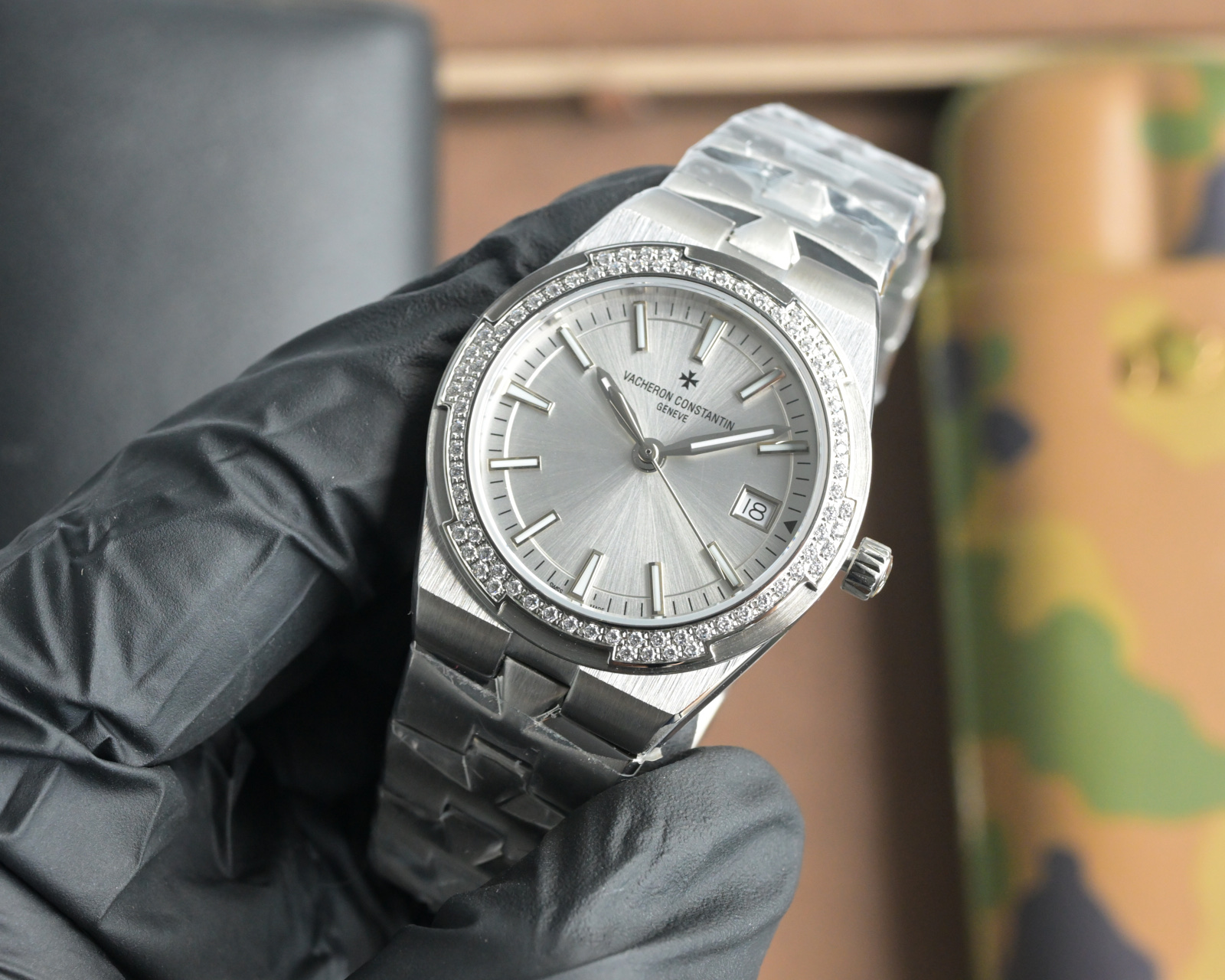 V.C. Danton New Overseas Stone Wristwatch: Elegant Design with Swiss Precision - 图片 3