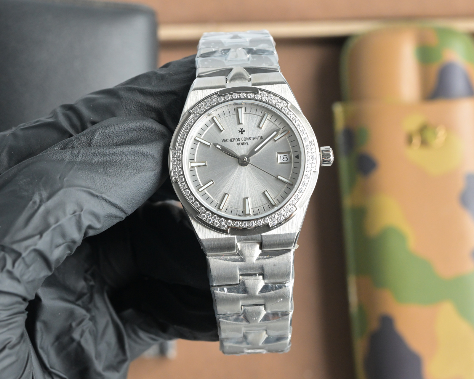 V.C. Danton’s New Overseas Stone Wristwatch with Swarovski Crystals - 图片 6