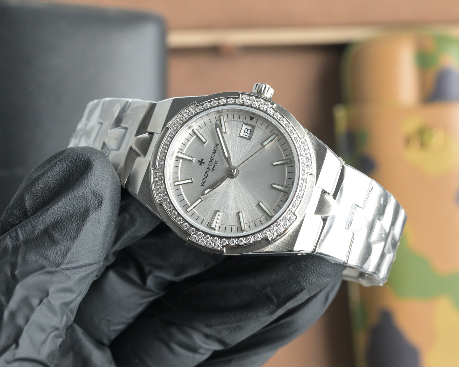 V.C. Danton New Overseas Stone Wristwatch: Elegant Design with Swiss Precision - 图片 4