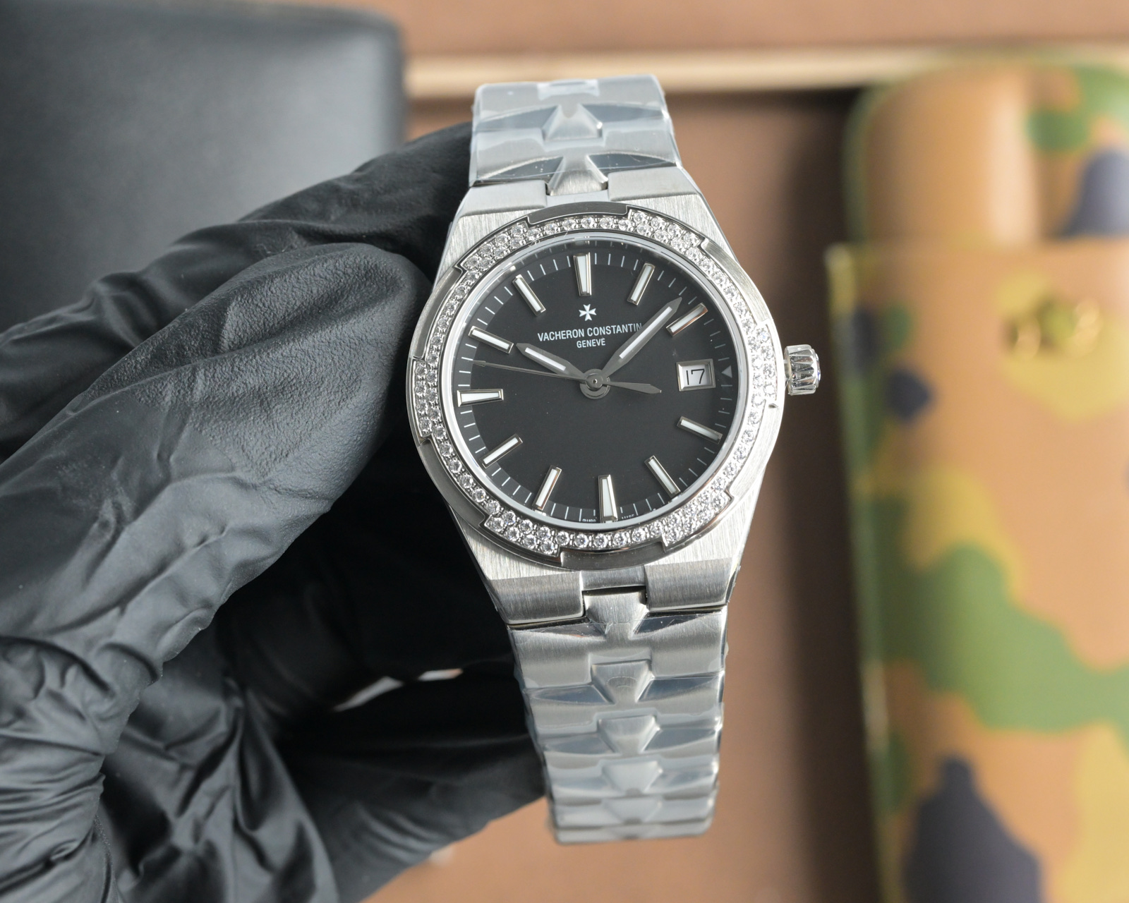 V.C. Danton’s New Overseas Stone Wristwatch with Swarovski Crystals - 图片 5
