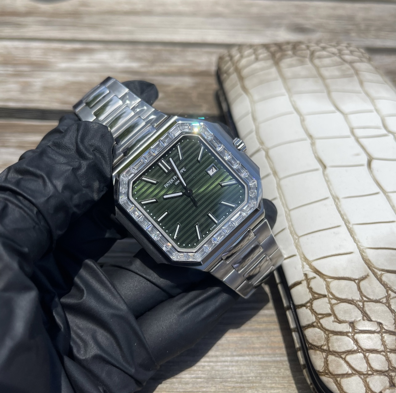 💰1350、BBA出品必属精品 。百达翡丽 CUBITUS系列 5821/1A-001探索奢华与精湛工艺的完美结合， 手表以其直径45mm和厚度仅8.6mm的优雅设计，展现出卓越的佩戴舒适性。采用高品质904L钢材质，确保耐用与光泽并存。搭载先进的9015机芯改夹版做到和正品一致，提供精准的时间走时。蓝宝石镜面不仅具备极高的抗刮擦能力，更为表盘增添了迷人的光泽，完美展现每一细节。无论是日常佩戴还是特殊场合，CUBITUS系列都将是您品味与身份的象征