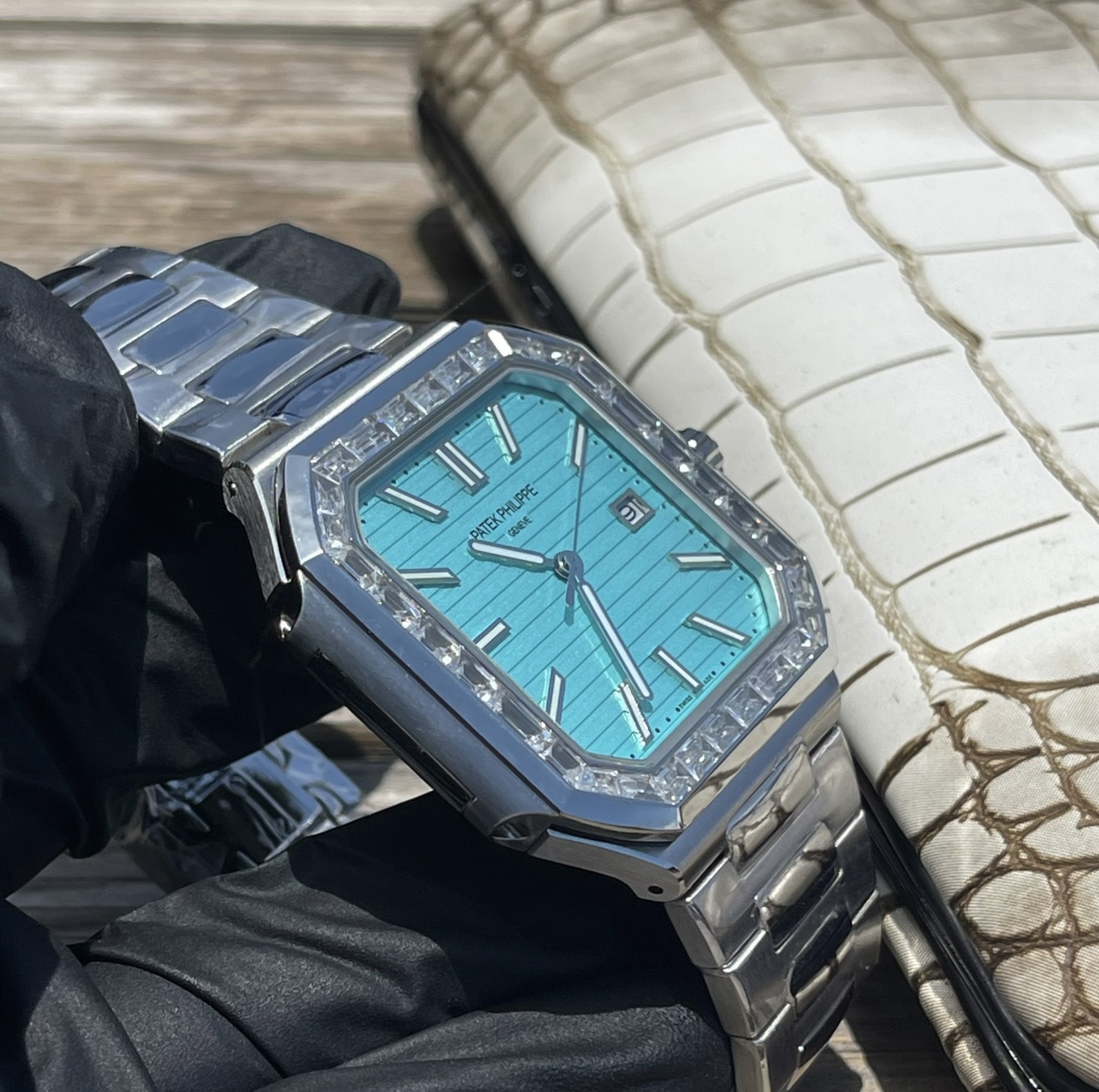 💰1350、BBA出品必属精品 。百达翡丽 CUBITUS系列 5821/1A-001探索奢华与精湛工艺的完美结合， 手表以其直径45mm和厚度仅8.6mm的优雅设计，展现出卓越的佩戴舒适性。采用高品质904L钢材质，确保耐用与光泽并存。搭载先进的9015机芯改夹版做到和正品一致，提供精准的时间走时。蓝宝石镜面不仅具备极高的抗刮擦能力，更为表盘增添了迷人的光泽，完美展现每一细节。无论是日常佩戴还是特殊场合，CUBITUS系列都将是您品味与身份的象征