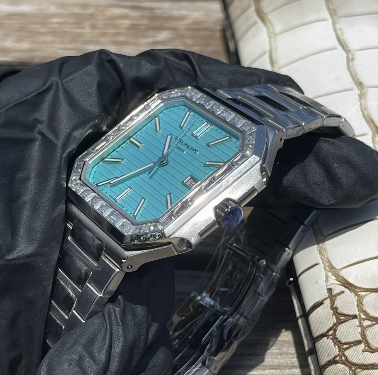 💰1350、BBA出品必属精品 。百达翡丽 CUBITUS系列 5821/1A-001探索奢华与精湛工艺的完美结合， 手表以其直径45mm和厚度仅8.6mm的优雅设计，展现出卓越的佩戴舒适性。采用高品质904L钢材质，确保耐用与光泽并存。搭载先进的9015机芯改夹版做到和正品一致，提供精准的时间走时。蓝宝石镜面不仅具备极高的抗刮擦能力，更为表盘增添了迷人的光泽，完美展现每一细节。无论是日常佩戴还是特殊场合，CUBITUS系列都将是您品味与身份的象征
