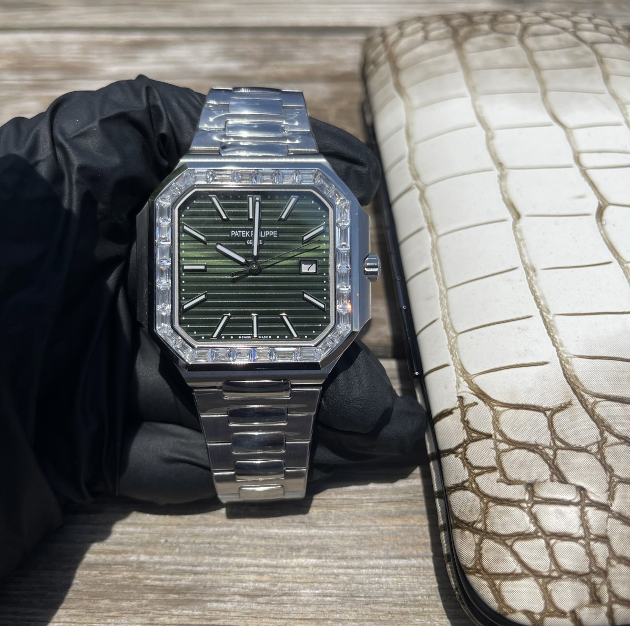 💰1350、BBA出品必属精品 。百达翡丽 CUBITUS系列 5821/1A-001探索奢华与精湛工艺的完美结合， 手表以其直径45mm和厚度仅8.6mm的优雅设计，展现出卓越的佩戴舒适性。采用高品质904L钢材质，确保耐用与光泽并存。搭载先进的9015机芯改夹版做到和正品一致，提供精准的时间走时。蓝宝石镜面不仅具备极高的抗刮擦能力，更为表盘增添了迷人的光泽，完美展现每一细节。无论是日常佩戴还是特殊场合，CUBITUS系列都将是您品味与身份的象征