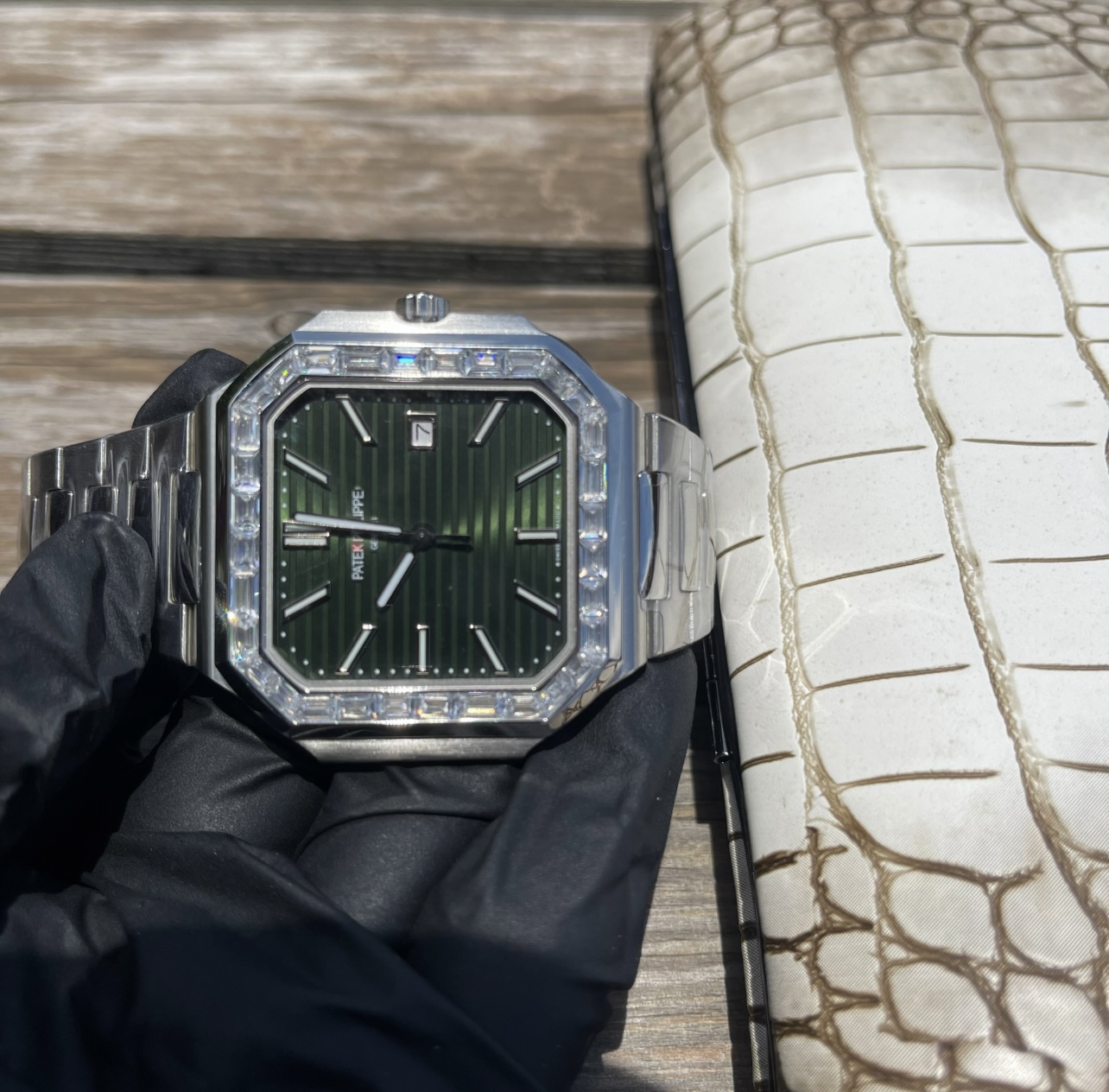 💰1350、BBA出品必属精品 。百达翡丽 CUBITUS系列 5821/1A-001探索奢华与精湛工艺的完美结合， 手表以其直径45mm和厚度仅8.6mm的优雅设计，展现出卓越的佩戴舒适性。采用高品质904L钢材质，确保耐用与光泽并存。搭载先进的9015机芯改夹版做到和正品一致，提供精准的时间走时。蓝宝石镜面不仅具备极高的抗刮擦能力，更为表盘增添了迷人的光泽，完美展现每一细节。无论是日常佩戴还是特殊场合，CUBITUS系列都将是您品味与身份的象征