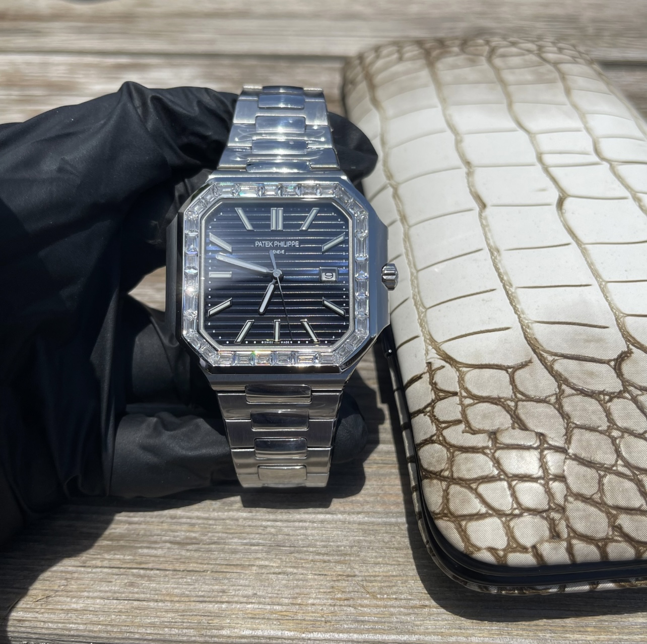 💰1350、BBA出品必属精品 。百达翡丽 CUBITUS系列 5821/1A-001探索奢华与精湛工艺的完美结合， 手表以其直径45mm和厚度仅8.6mm的优雅设计，展现出卓越的佩戴舒适性。采用高品质904L钢材质，确保耐用与光泽并存。搭载先进的9015机芯改夹版做到和正品一致，提供精准的时间走时。蓝宝石镜面不仅具备极高的抗刮擦能力，更为表盘增添了迷人的光泽，完美展现每一细节。无论是日常佩戴还是特殊场合，CUBITUS系列都将是您品味与身份的象征