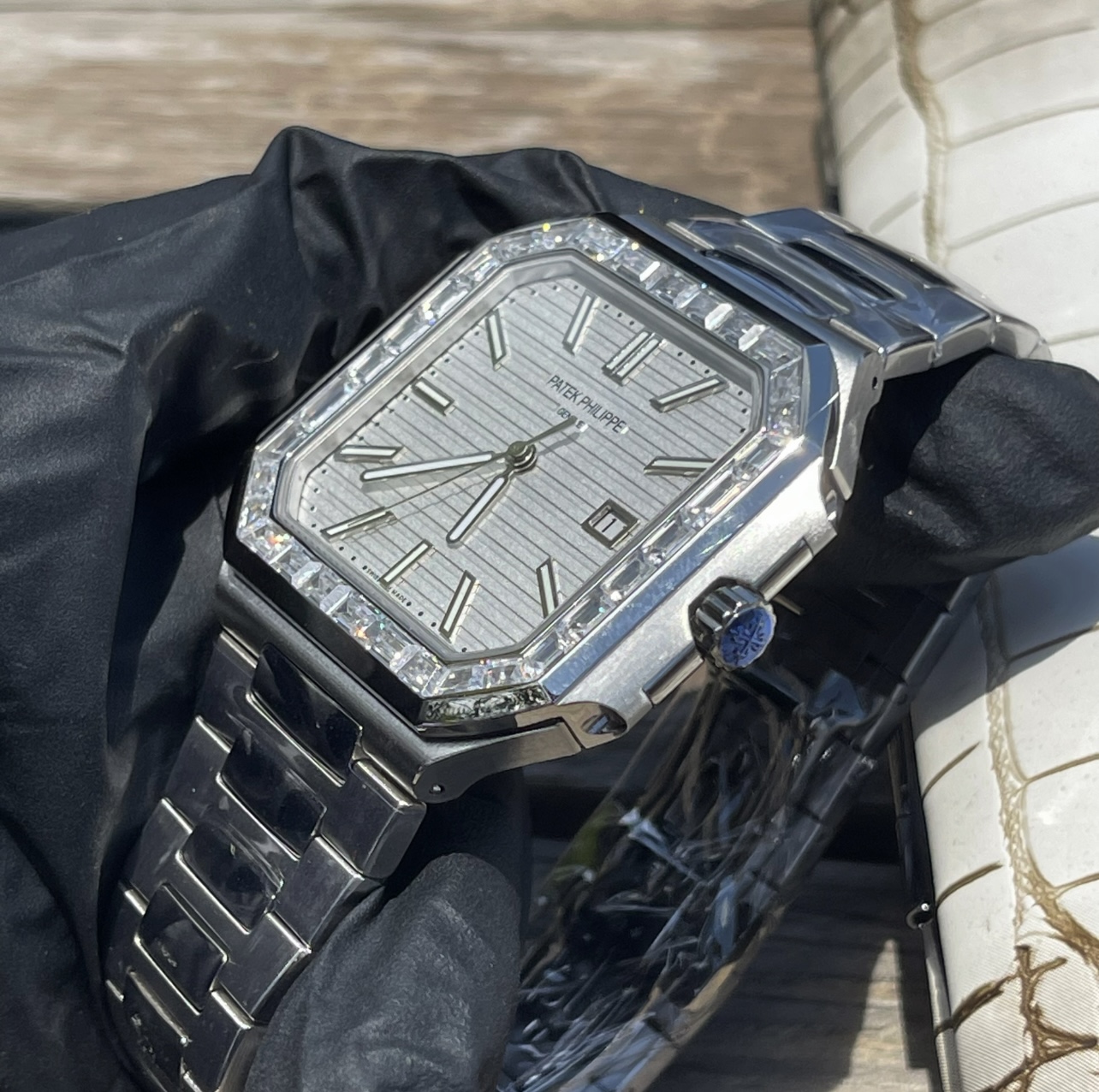 💰1350、BBA出品必属精品 。百达翡丽 CUBITUS系列 5821/1A-001探索奢华与精湛工艺的完美结合， 手表以其直径45mm和厚度仅8.6mm的优雅设计，展现出卓越的佩戴舒适性。采用高品质904L钢材质，确保耐用与光泽并存。搭载先进的9015机芯改夹版做到和正品一致，提供精准的时间走时。蓝宝石镜面不仅具备极高的抗刮擦能力，更为表盘增添了迷人的光泽，完美展现每一细节。无论是日常佩戴还是特殊场合，CUBITUS系列都将是您品味与身份的象征