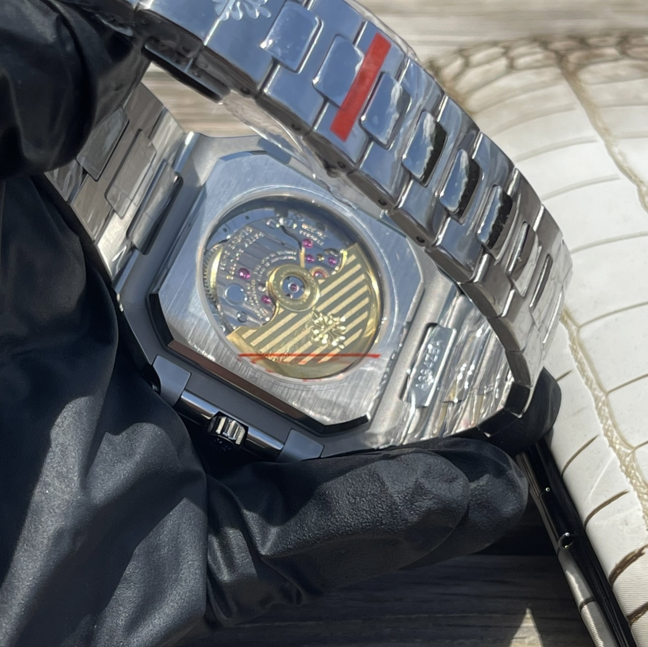 💰1350、BBA出品必属精品 。百达翡丽 CUBITUS系列 5821/1A-001探索奢华与精湛工艺的完美结合， 手表以其直径45mm和厚度仅8.6mm的优雅设计，展现出卓越的佩戴舒适性。采用高品质904L钢材质，确保耐用与光泽并存。搭载先进的9015机芯改夹版做到和正品一致，提供精准的时间走时。蓝宝石镜面不仅具备极高的抗刮擦能力，更为表盘增添了迷人的光泽，完美展现每一细节。无论是日常佩戴还是特殊场合，CUBITUS系列都将是您品味与身份的象征
