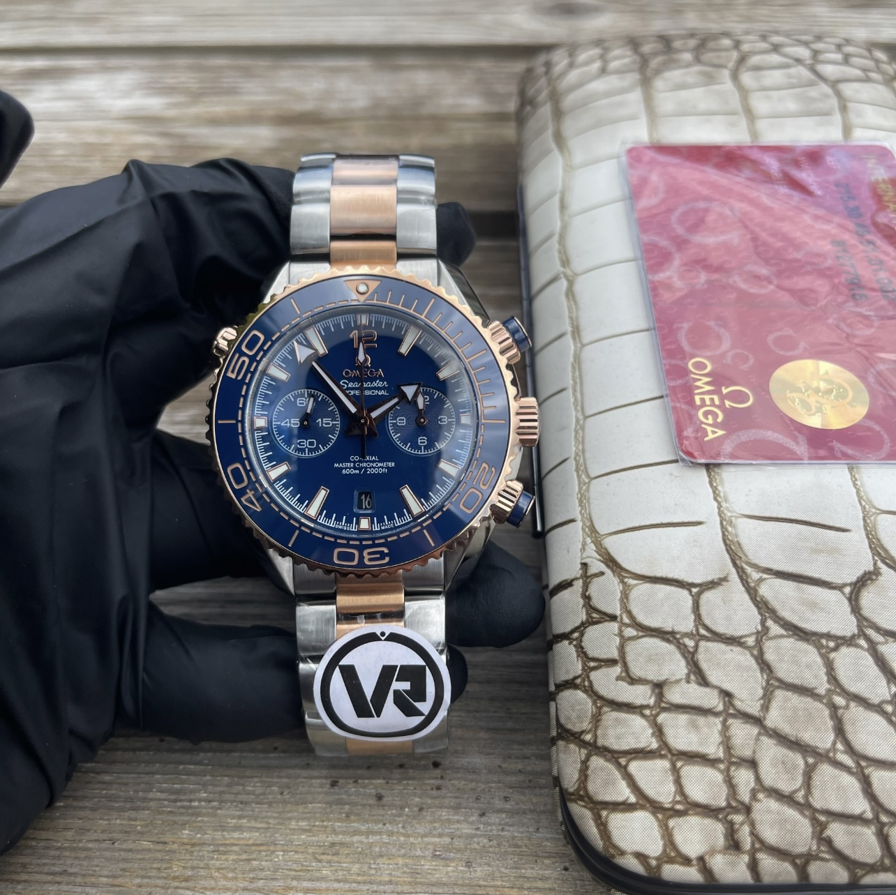 NO:391921,VR is grandly launched - Ocean Universe Mi Master Chronicle Chronograph, the market exclusively achieves a fine-tuned strap system consistent with the original version!  Made with original imported ceramic inlaid with platinum, the orange ring is fuller, flatter and more realistic, and the silver-gray font will never fade!  The dial has a high degree of restoration, and the literal color is made of the most advanced computer-fine-tuned color matching on the market!  Equipped with a customized version of Cal. fully automatic chronograph movement, dual-T shock-resistant Omega unique black balance wheel technology, synchronized original super long 72-hour standby, and all timing functions synchronized the original version!  The entire watch is made of selected 316L steel, fine grinding, ingeniously crafted, and provides a perfect reproduction for all watch friends: a classic tempered by time!  , omega19860909VR隆重推出——海洋宇宙米至臻天文台计时腕表,市场独家做到与原版一致的微调表带系统！采用原版进口陶瓷镶铂金烧制琅彩填油工艺制作,橙色圈口更饱满更平更逼真,银灰色字体永不掉色！表盘还原度高,字面颜色采用目前市面最先进的电脑微调配色而成！搭载定制版Cal.全自动计时机芯,双T抗震欧米茄独特黑摆轮工艺,同步原装超长72小时待机,所有计时功能同步原版！整表采用精选净度316L钢材铸造,精打细磨、匠心打造、为各大表友独献完美复刻:时间的淬炼的经典！,,omega,Watch