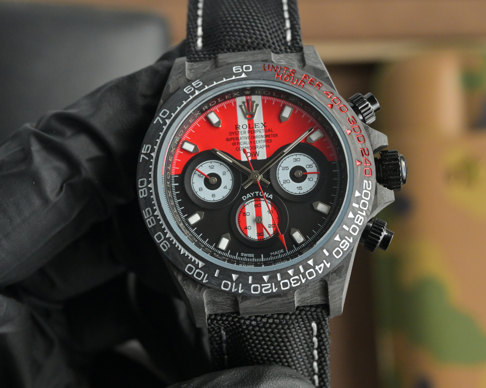 NO:947467,The carbon fiber customized version of the Rolex Universe Daytona series, the watch is not only light to wear, but also hard in appearance. Each watch has a unique carbon fiber pattern. [Case] The size of the watch is 40X11.3, consistent with the original. The entire case, ring mouth  Including the bottom cover, it is made of high-composite carbon fiber. [Strap buckle] The strap is made of artificial fiber woven straps, which is breathable, comfortable, and soft in texture. Available in green, black, and orange. It uses a precise and mature automatic mechanical movement.,,rolex19860909劳力士ROLEX宇宙迪通拿系列之碳纤维定制版,腕表不仅佩戴轻便,外表坚硬.且每一只腕表都拥有独一无二的碳纤花纹.【表壳】腕表尺寸40X11.3吻合原装.整个壳套,圈口包括底盖均采用高复合碳纤维打造.【表带扣】表带采用人工纤维编织带所制,透气舒适,质地柔软.分别有绿色,黑色和橙色可供选择.采用精准而成熟的自动机械机芯.,,rolex,Watch